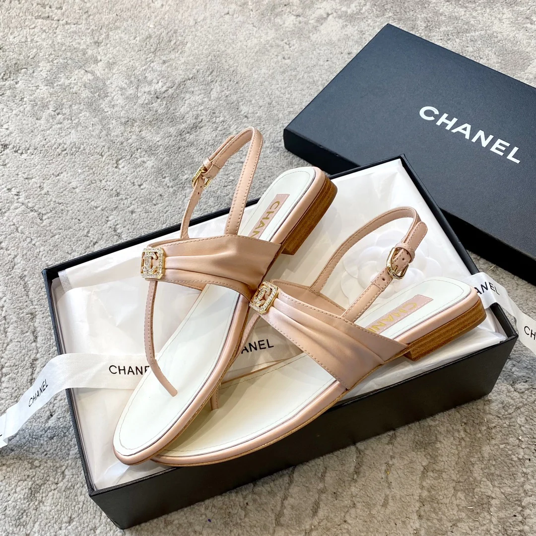 Новинка сезона весна/лето 2023 от Chanel - сандалии с пряжкой C - розовые.