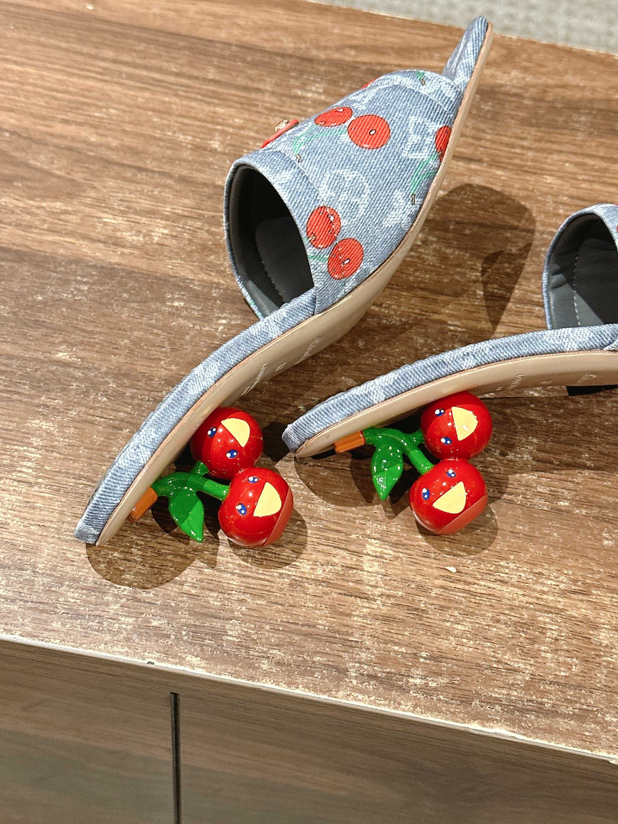 LV - Коллекция Такаши Мураками в стиле ретро - Сандалии на низком каблуке - Серые