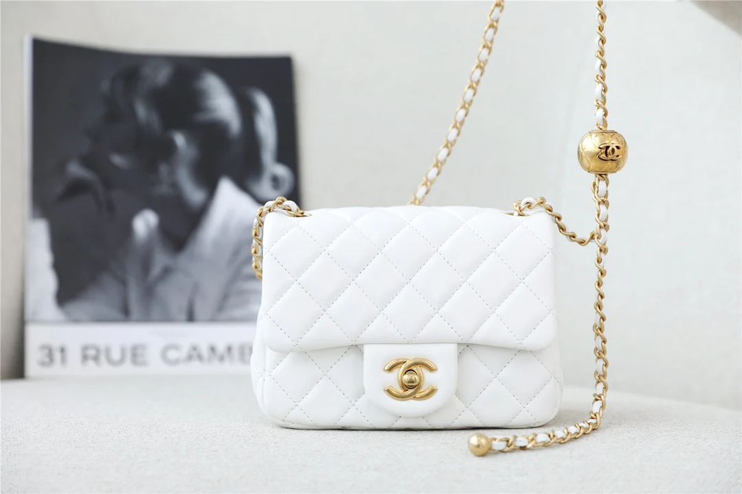 Chanel - Золотая квадратная сумка с клапаном в форме глобуса - 17 см