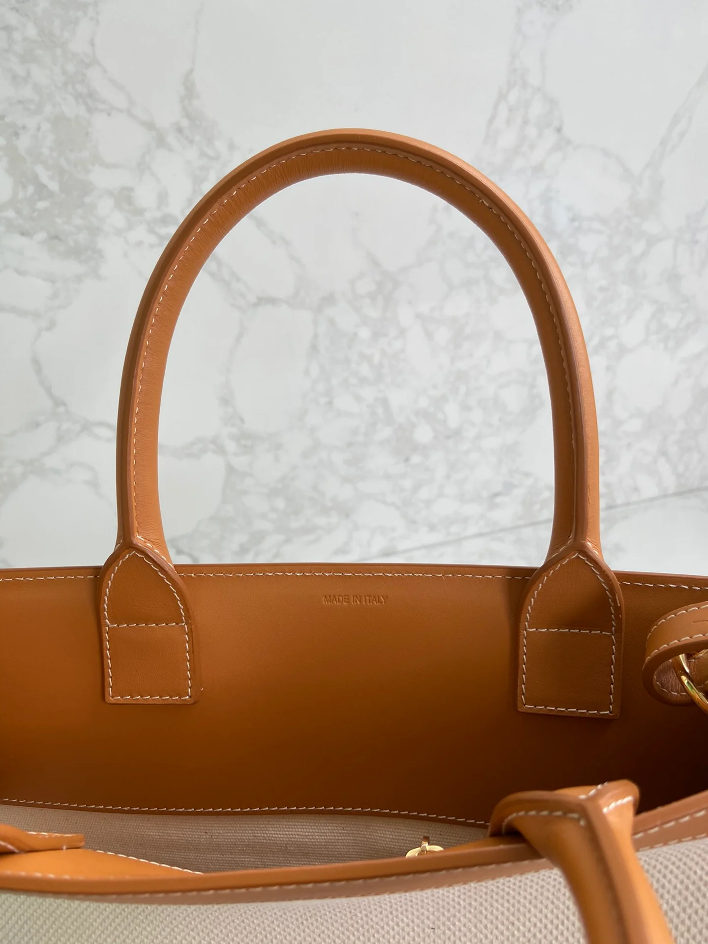 Вертикальная сумка Celine Cabas из канваса с принтом и телячьей кожи.