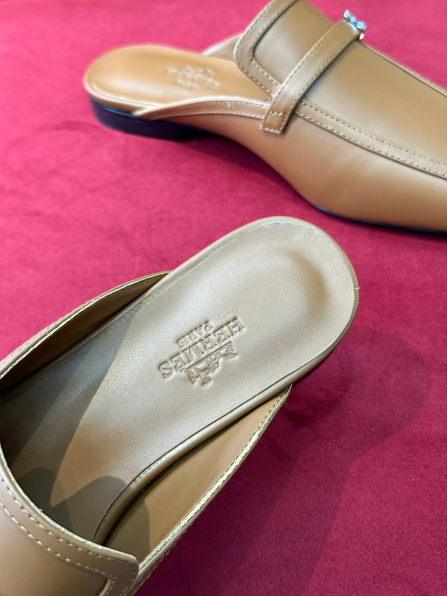 Новинка сезона весна/лето 2023 от Hermes - Кожаные тапочки с квадратным носком - Коричневые