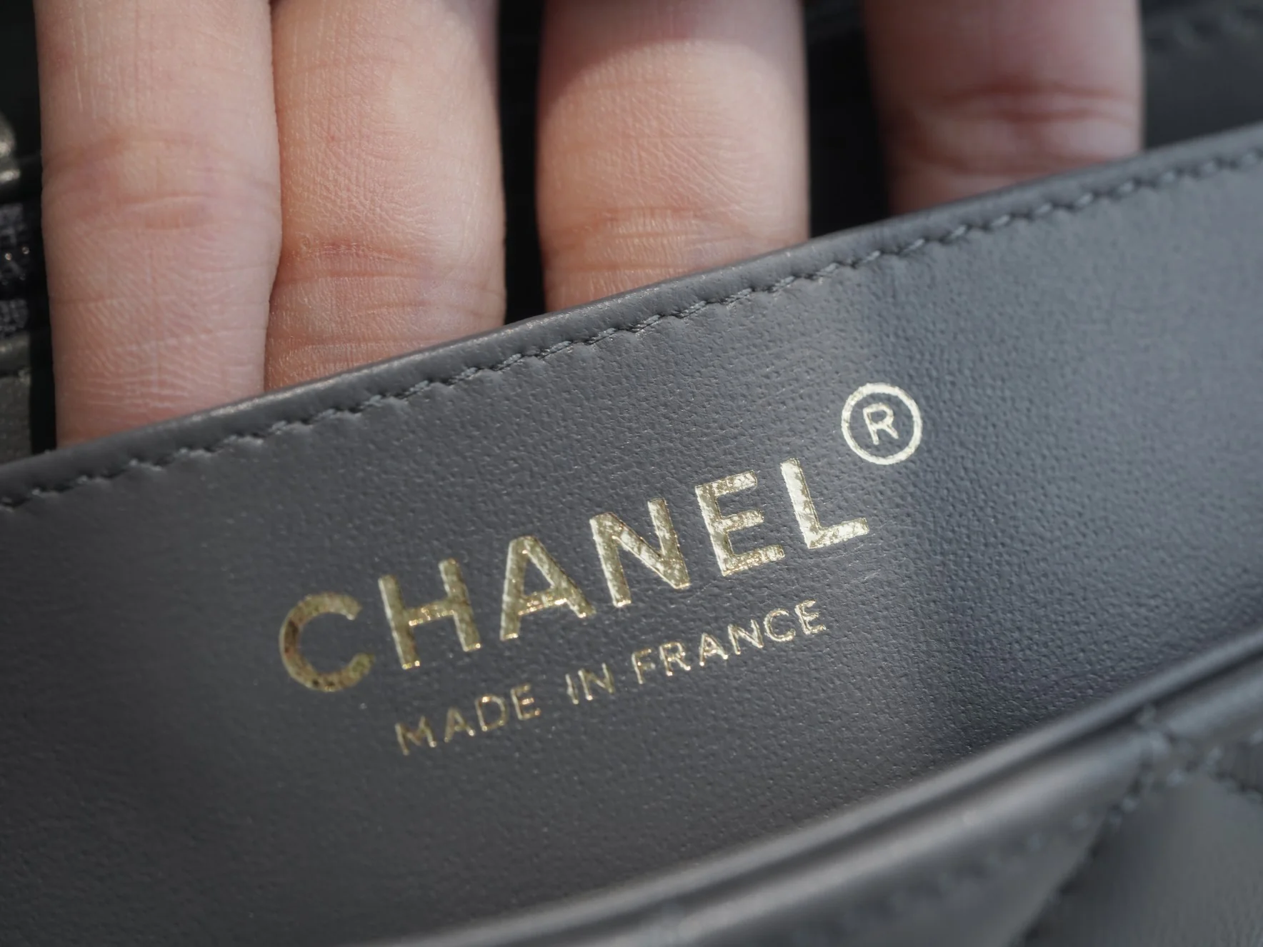 Мини-сумка Chanel CF 20 см, темно-серая, из овечьей кожи, со светло-золотистой пряжкой CF20