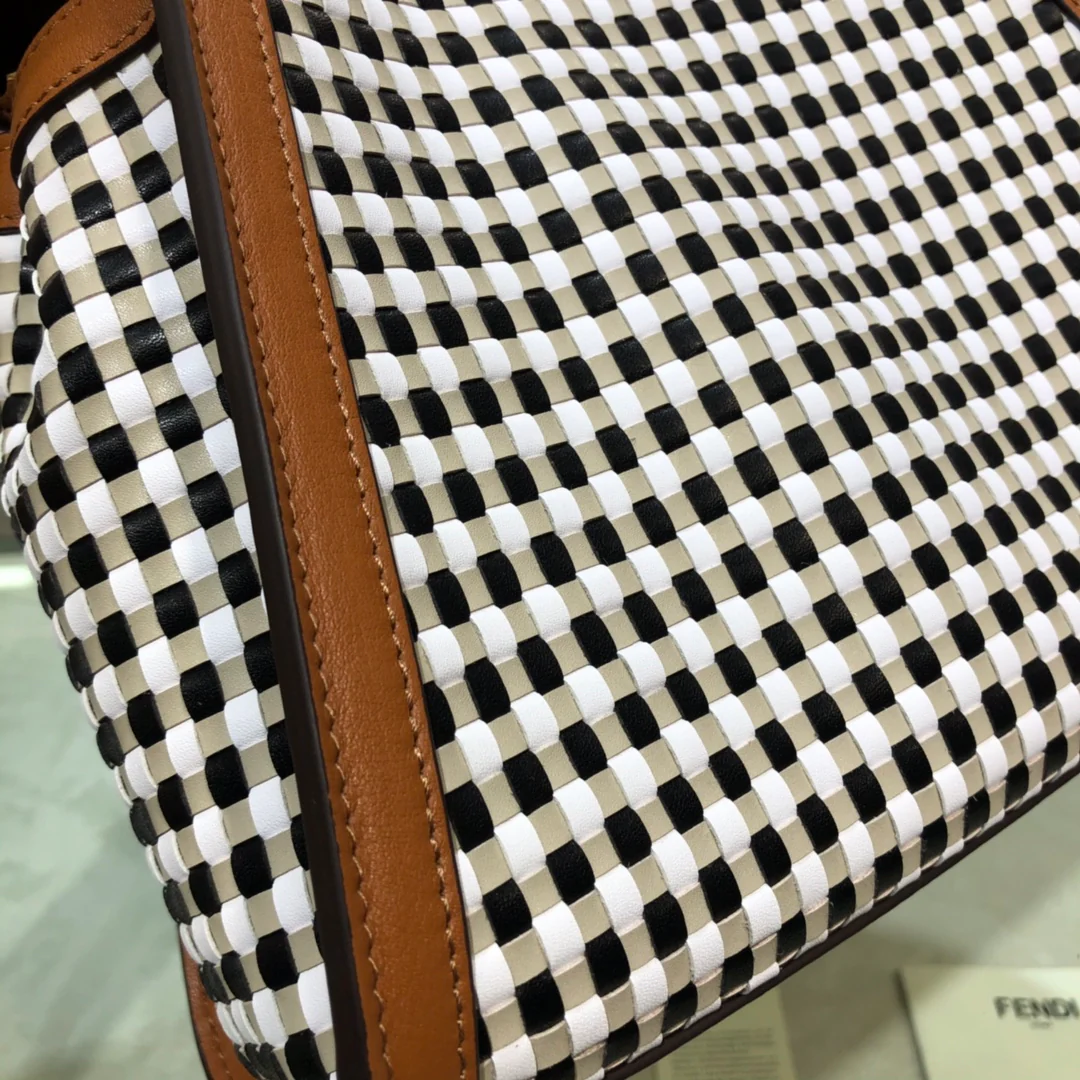 Маленькая кожаная сумка Fendi Peekaboo в клетку