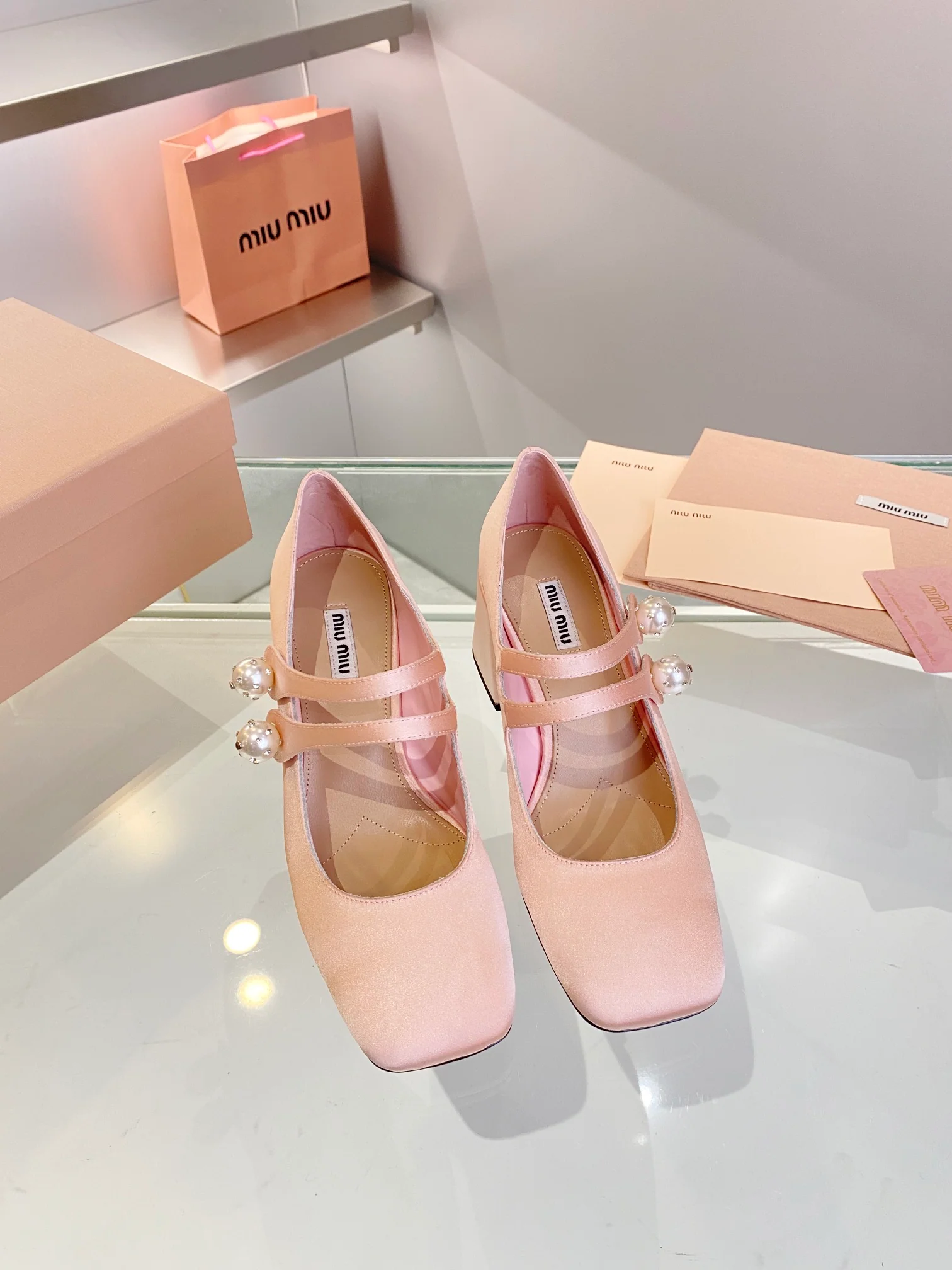 Новинка весны 2022 года от Miu Miu - Туфли на массивном каблуке - Розовые
