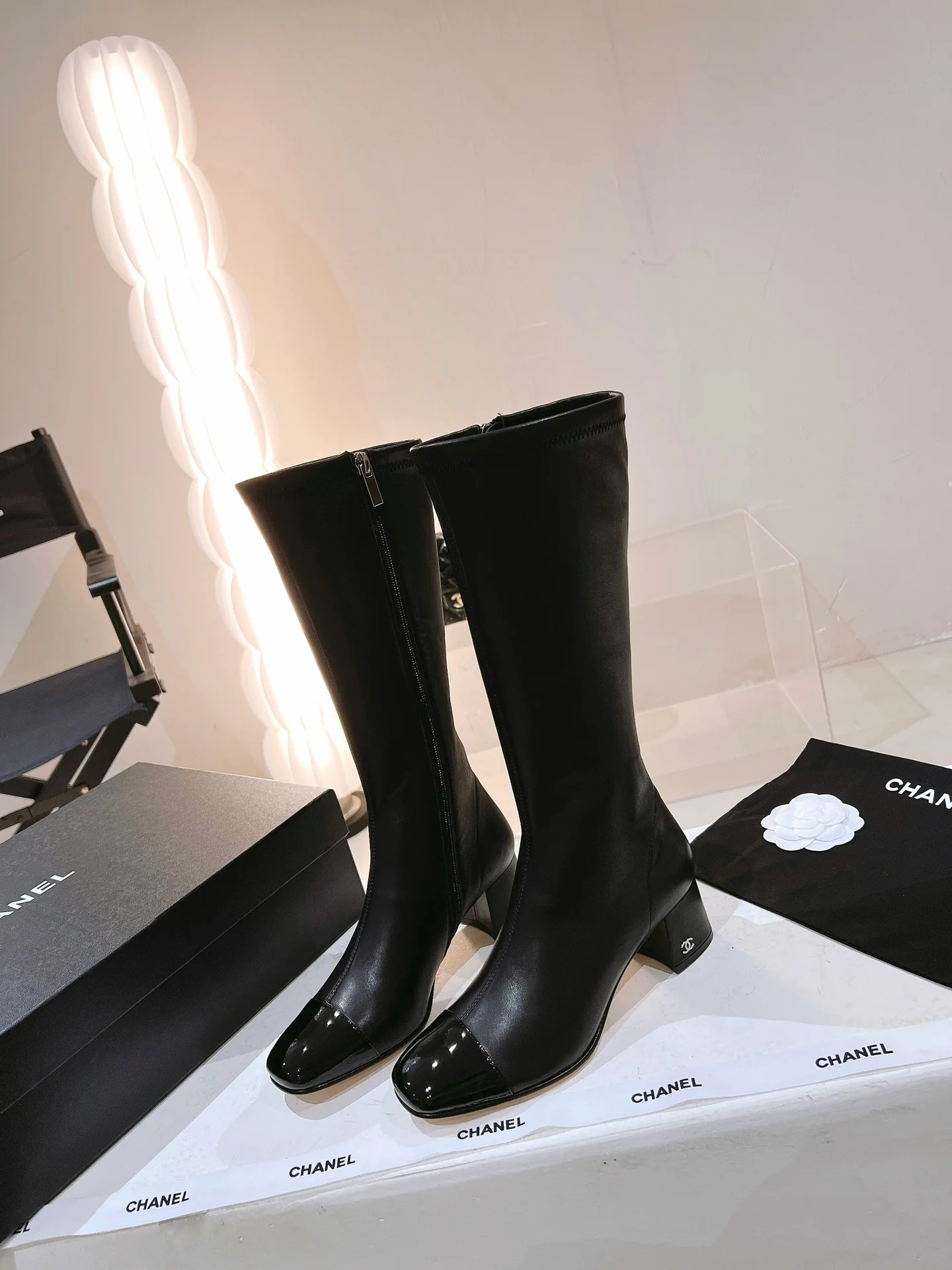 Новинка сезона осень/зима 2022 от Chanel - Высокие сапоги - Глянцевый черный