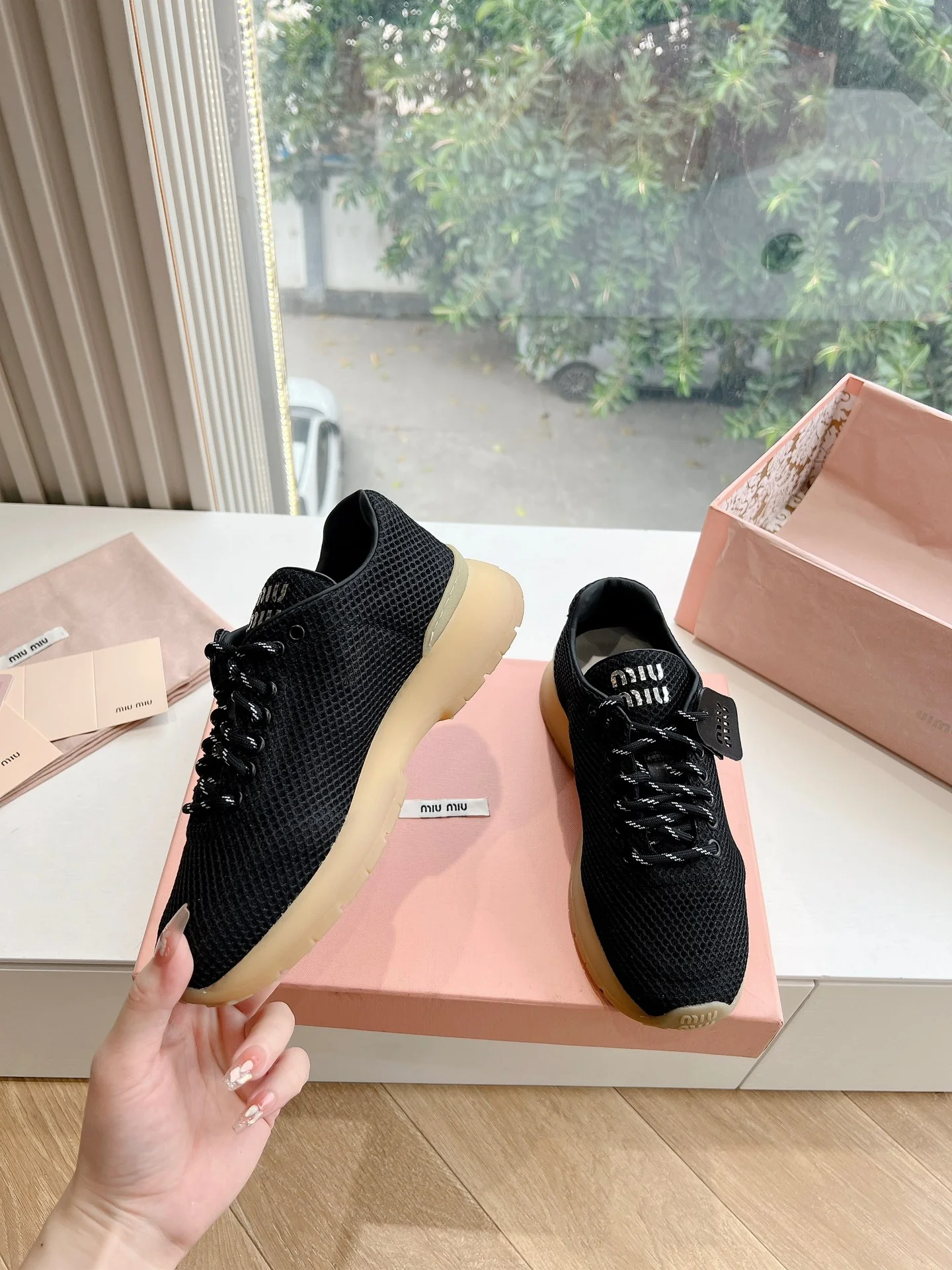 Дышащие повседневные туфли Miu Miu 2024 - черные