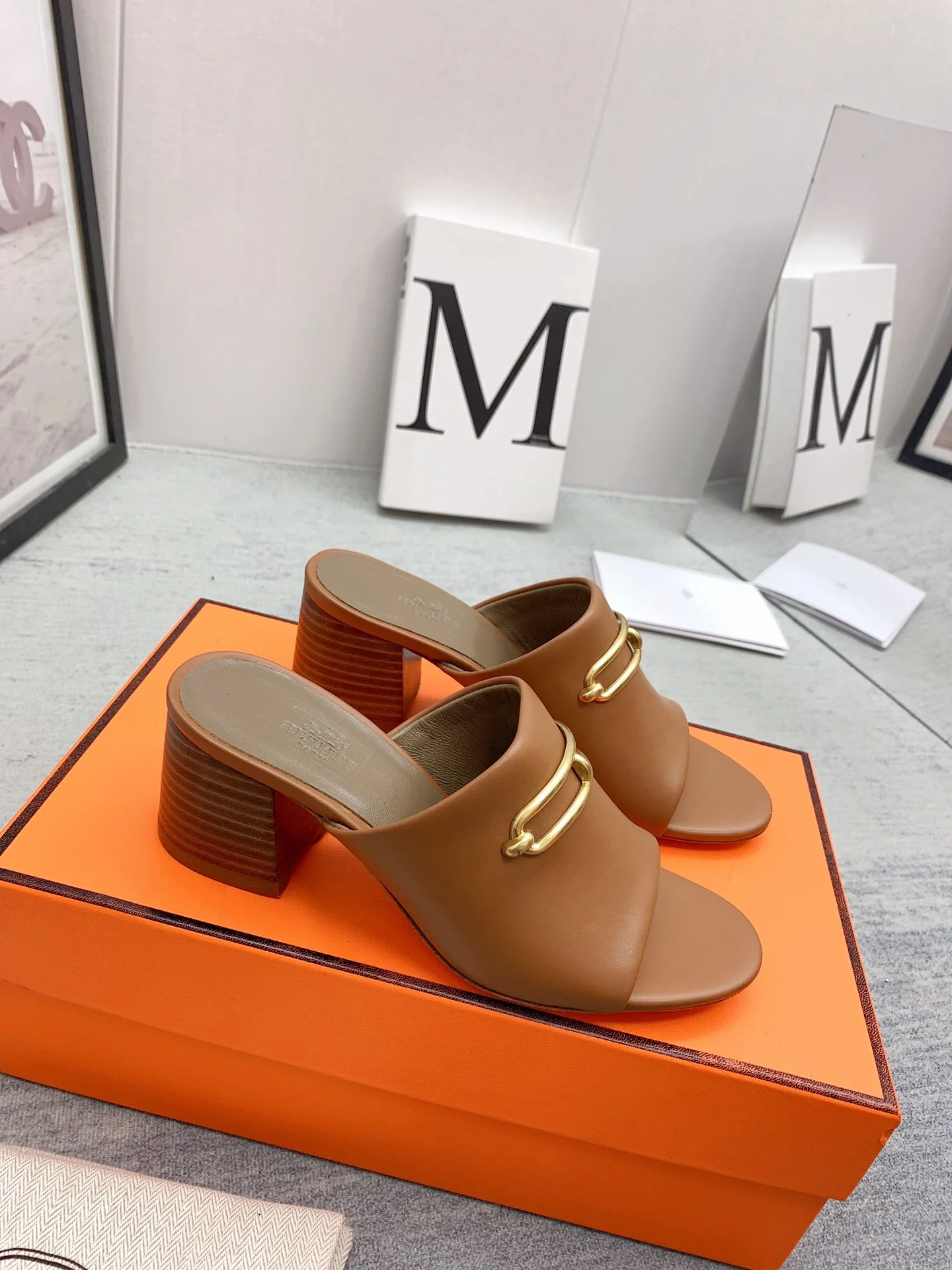 Новинка сезона весна/лето 2022 от Hermes — высококачественные сандалии на массивном каблуке.