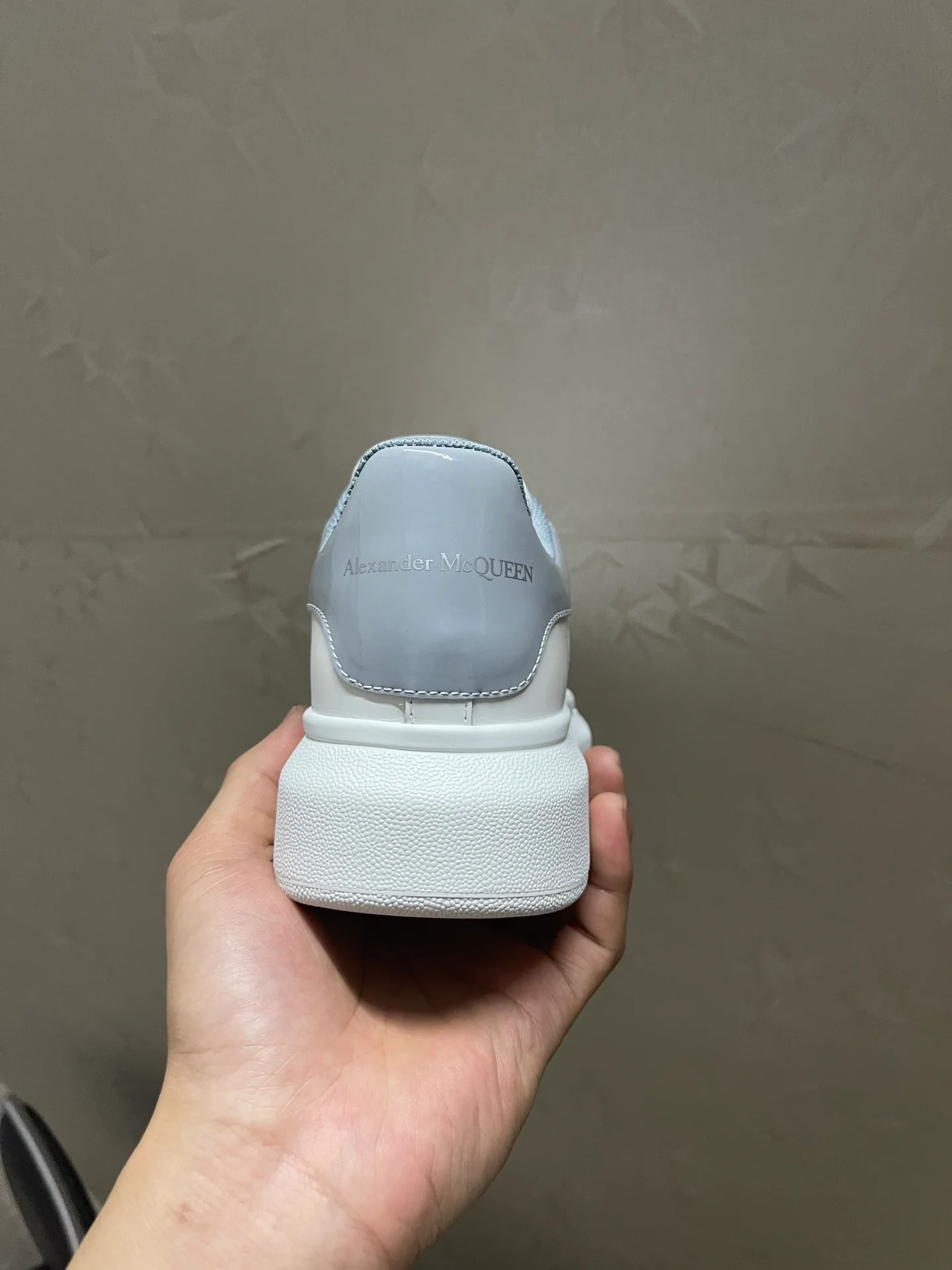 Классические белые кроссовки McQueen - унисекс - на каблуке из синей лакированной кожи