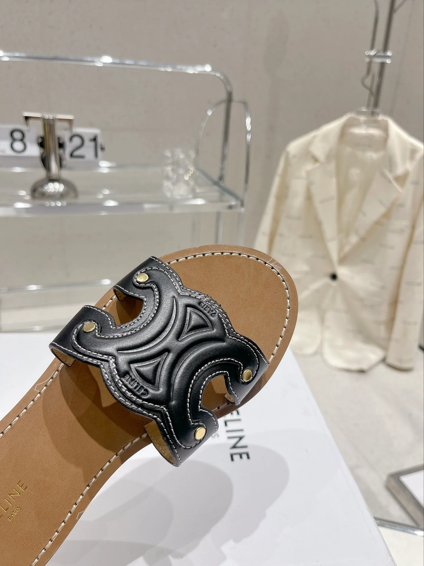 Новинка сезона весна/лето 2023 от Celine - Ретро-тапочки Arc de Triomphe - Черные