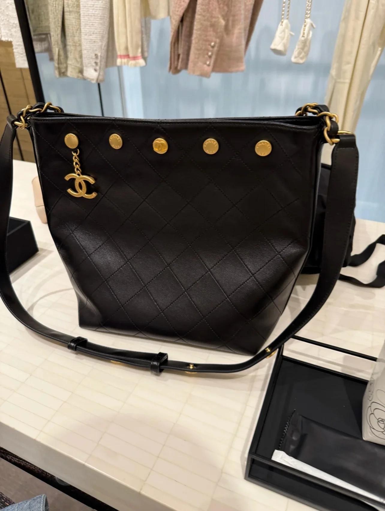 Сумка Chanel в стиле хиппи с золотой монетой 25 пенсов — черно-золотая.