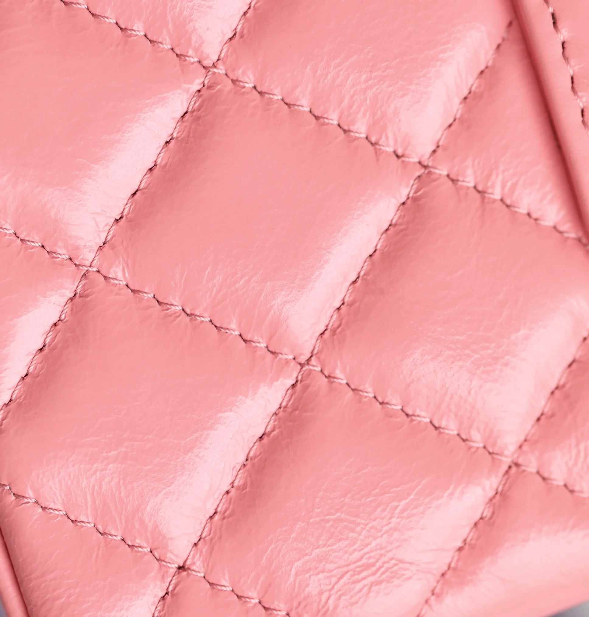 Мини-сумочка Chanel Kelly на цепочке - кораллово-розовая