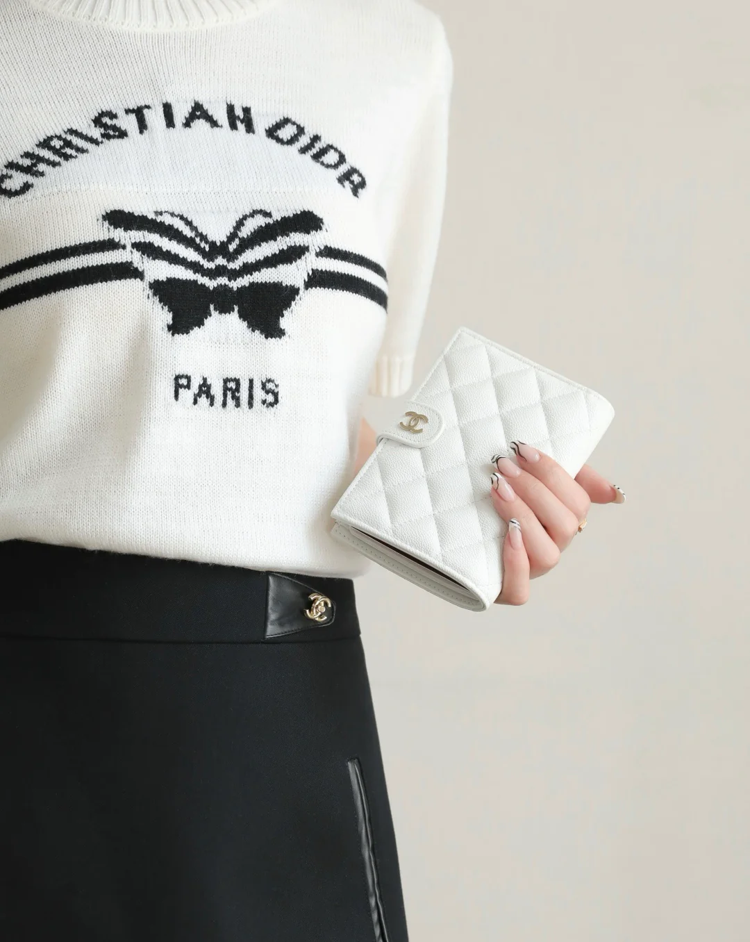 Chanel - телячья кожа 25 карат с пряжкой из белого и светлого золота.