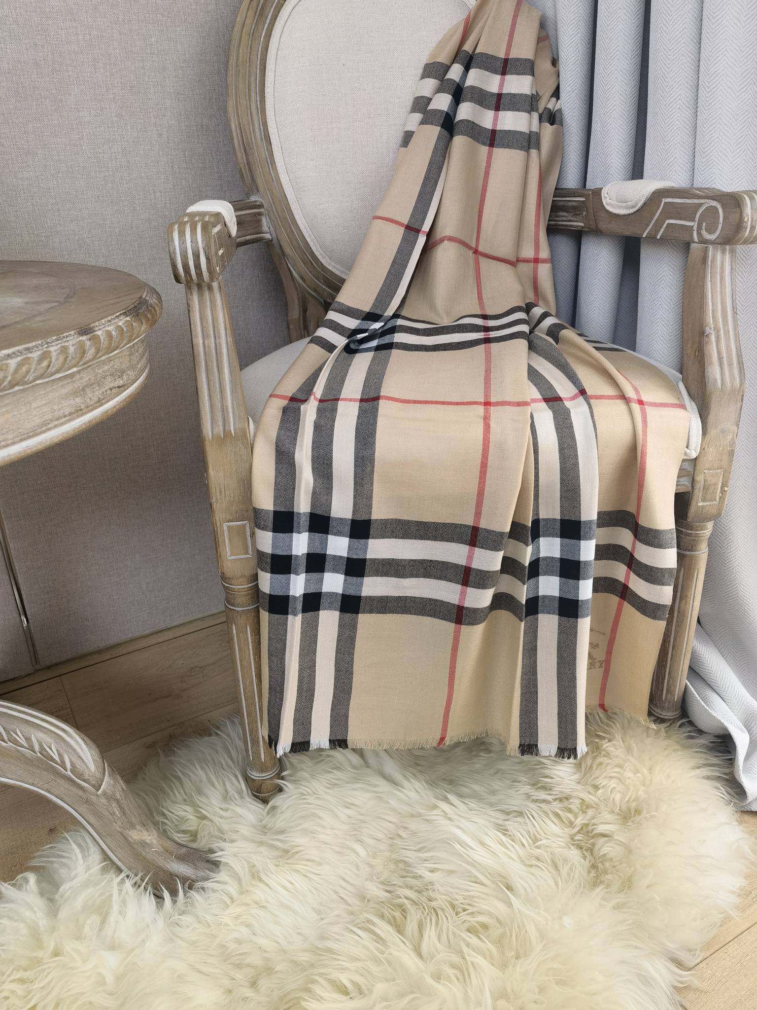 Burberry - нестареющая классика, бестселлер: тонкий длинный шарф - 70-220 см