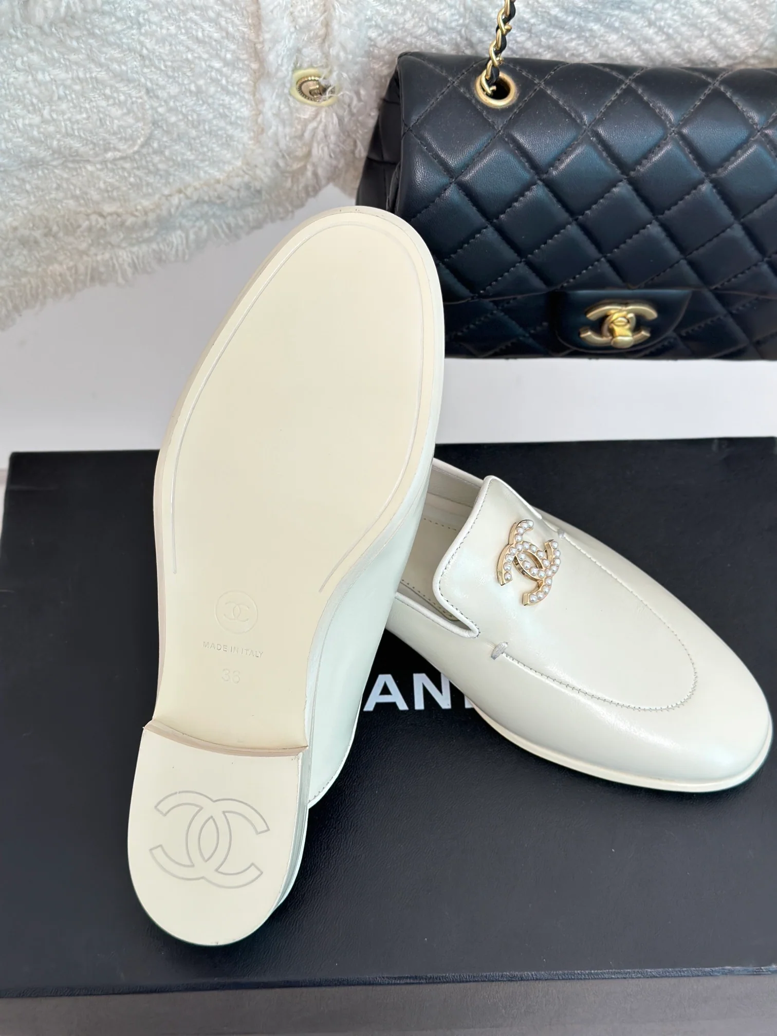 Новинка 2023 года от Chanel - плоские тапочки с закрытым носком.