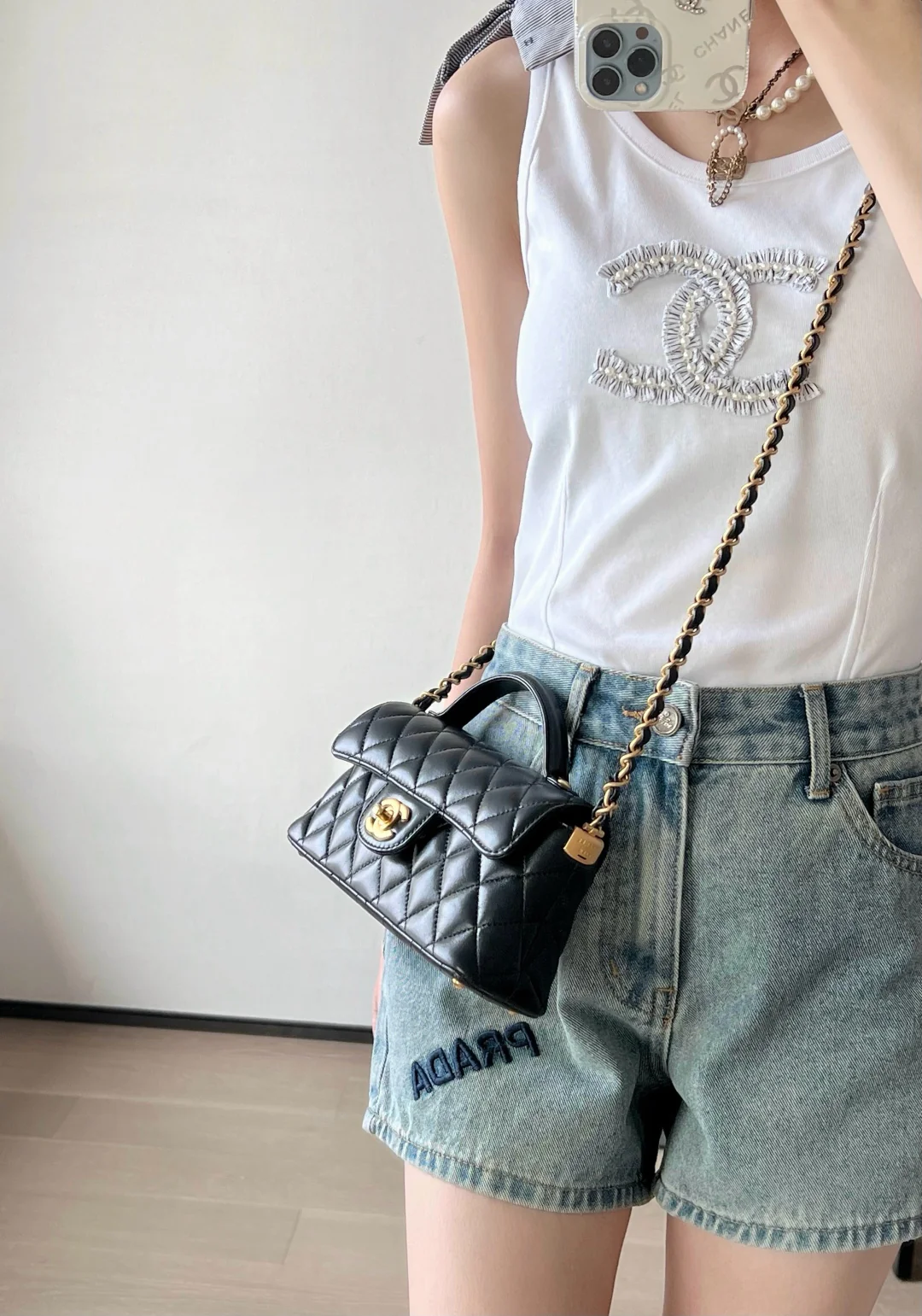 Мини-юбка Chanel Kelly из шерсти, черная, 25 пенсов.