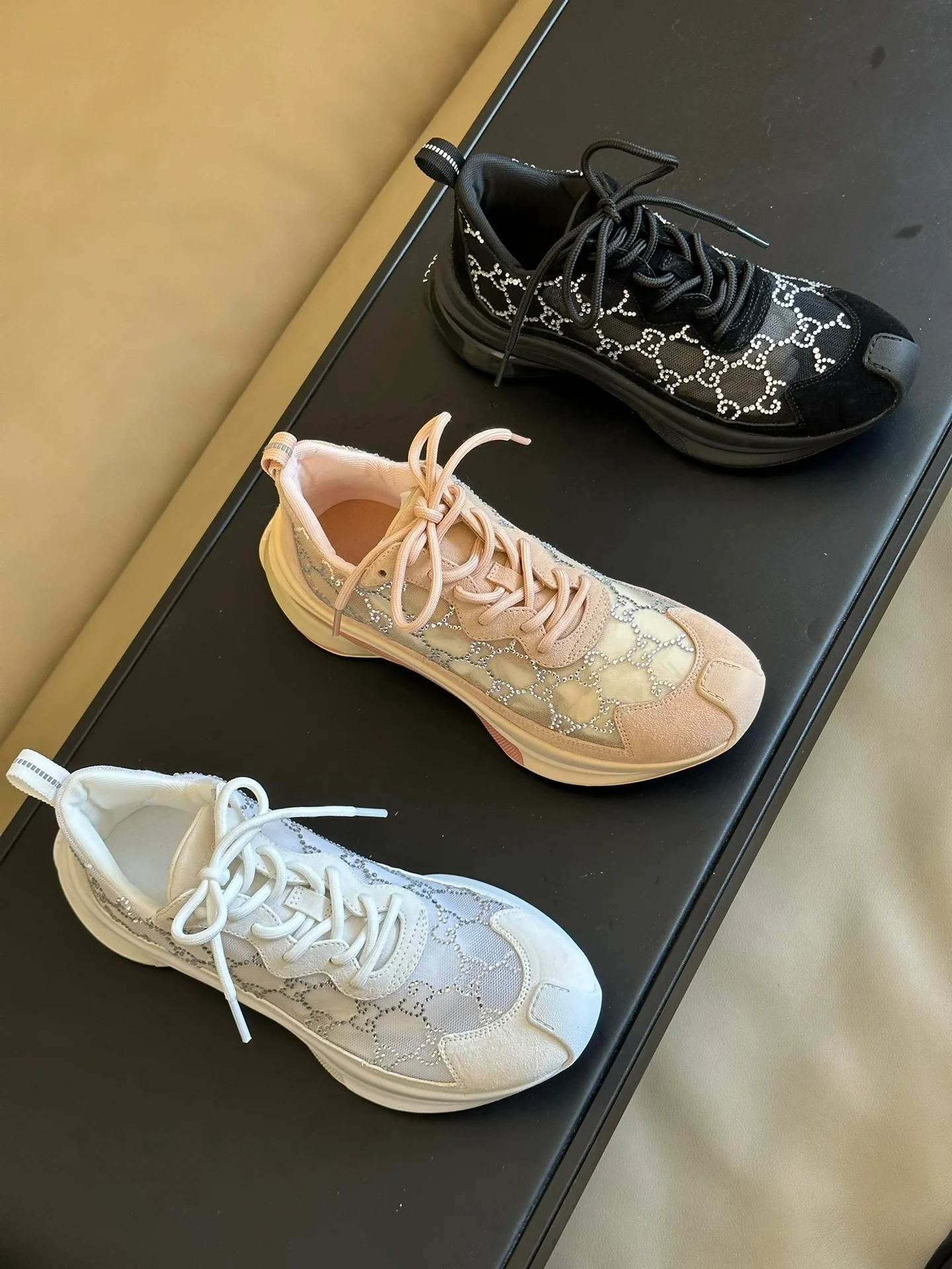 Замшевые кроссовки Gucci с кристаллами и стразами, абрикосового цвета.