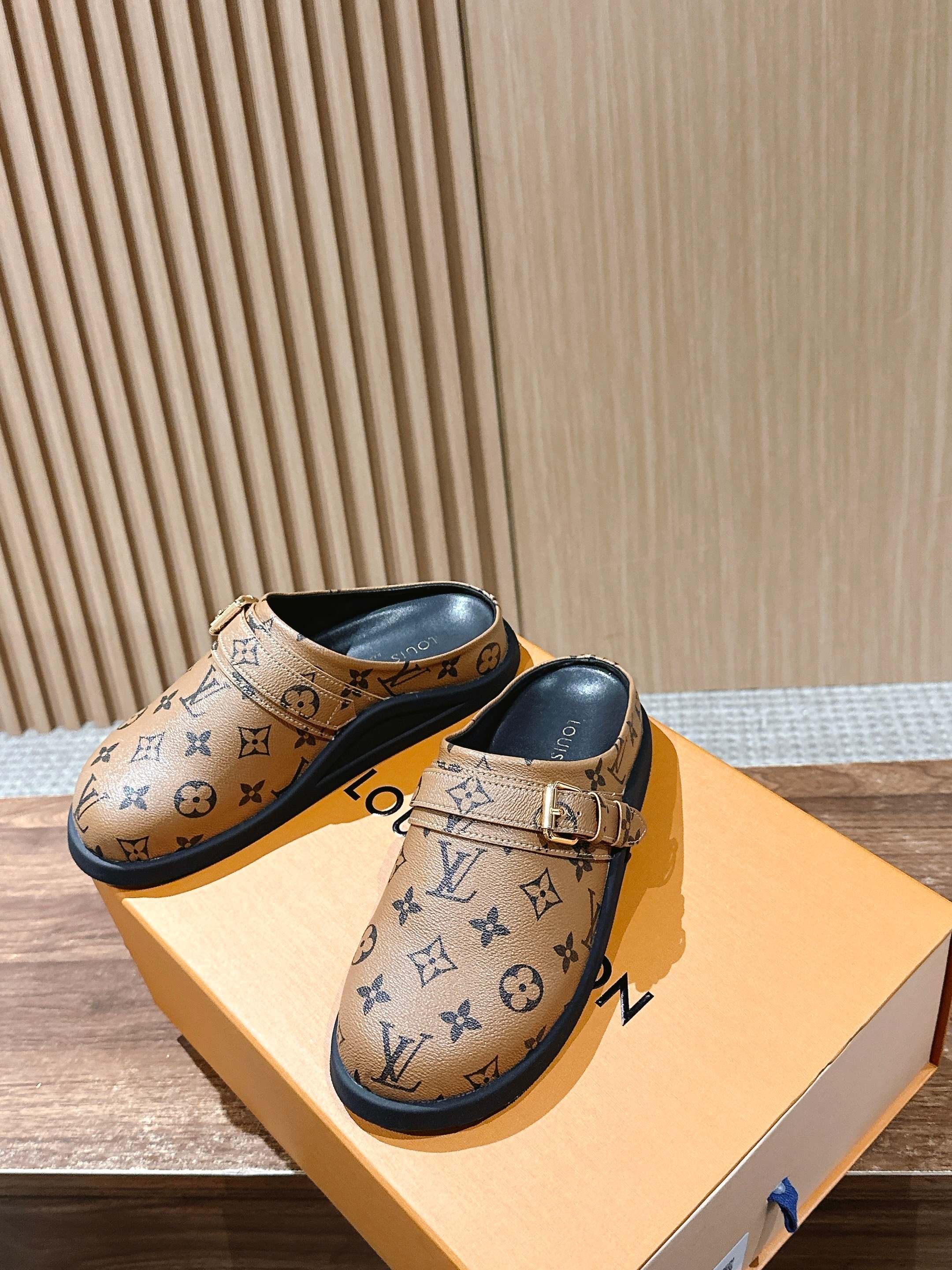 Новинка LV 2025 - Обувь Birkenstock - Монограммный узор - Светло-коричневый