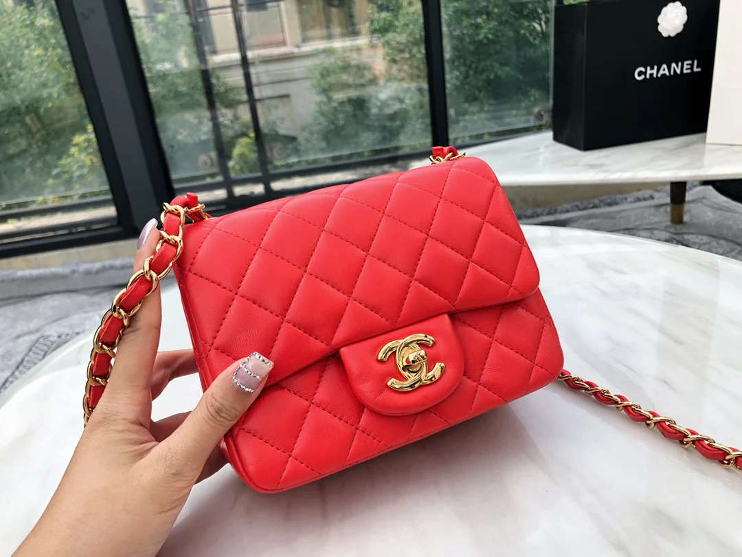 Сумка Chanel CF из коллекции весна/лето 2019 — квадратная сумка Fat Bag — из овечьей кожи — красная с золотой фурнитурой — 17 см