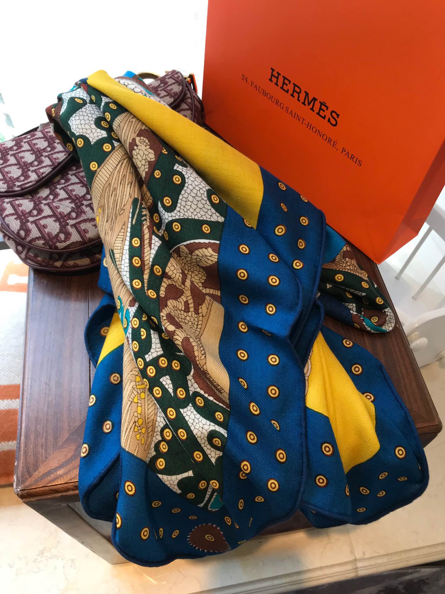 Квадратный шарф Hermes из высококачественного шелка и кашемира 140 пробы.