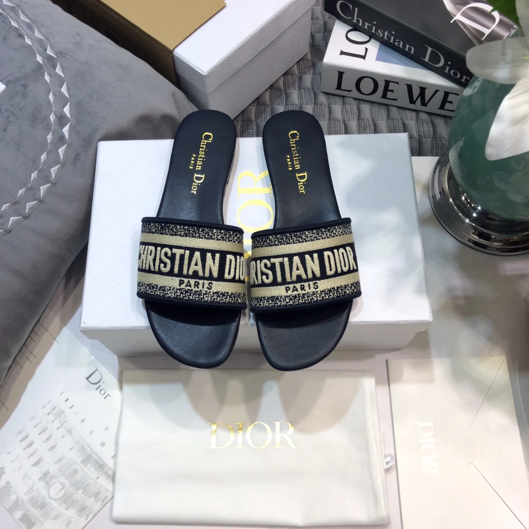 Новинка весны 2022 года от Dior - Вышитые тапочки - Черные