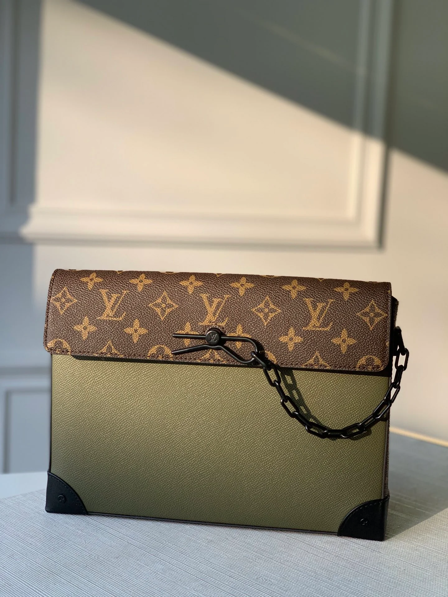 Клатч Pochette Voyage Steamer LV M30583 — темно-зеленый