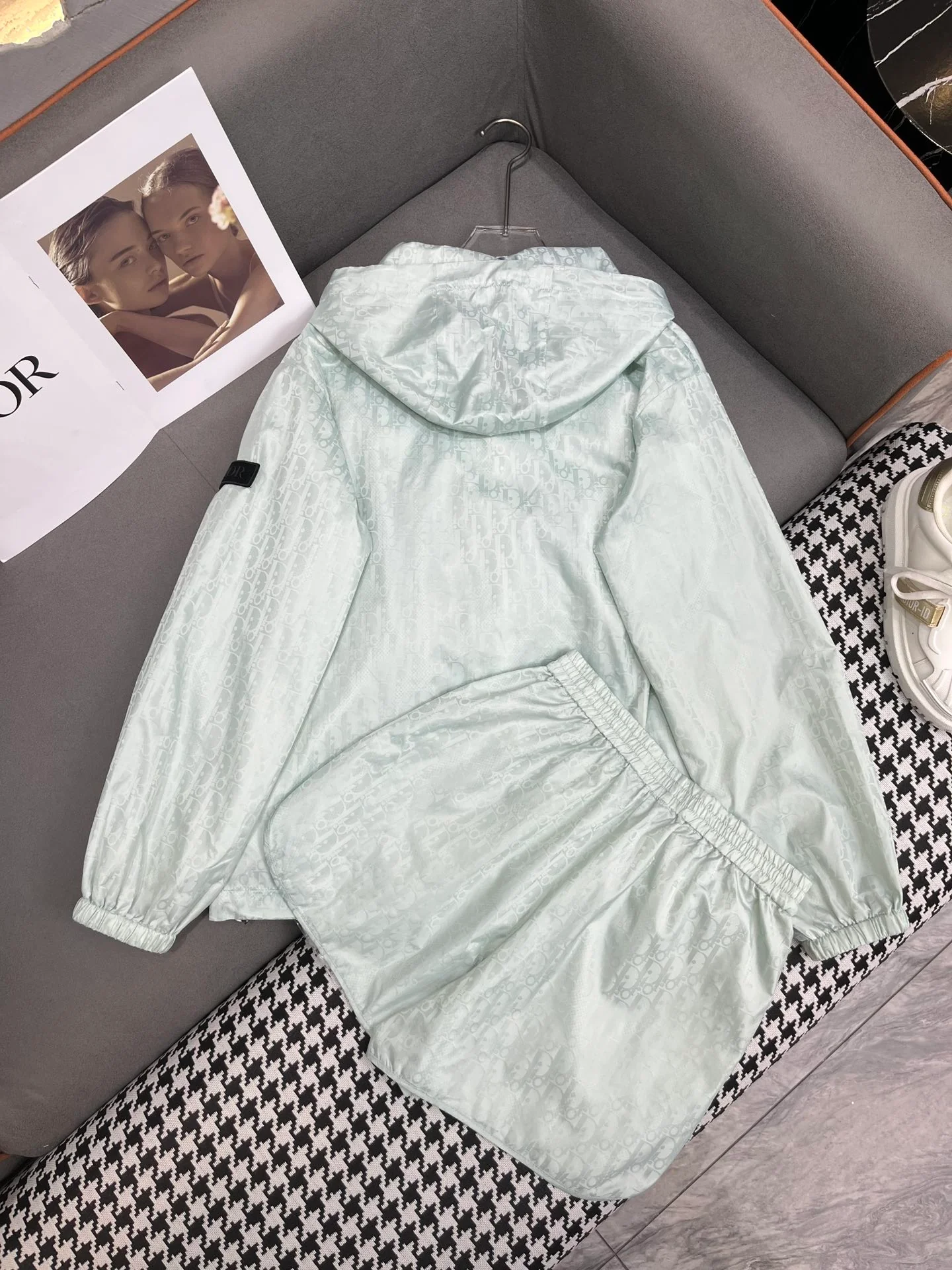 Весенняя коллекция Dior 2403-24ss: комплект из тренча с капюшоном и шорт.