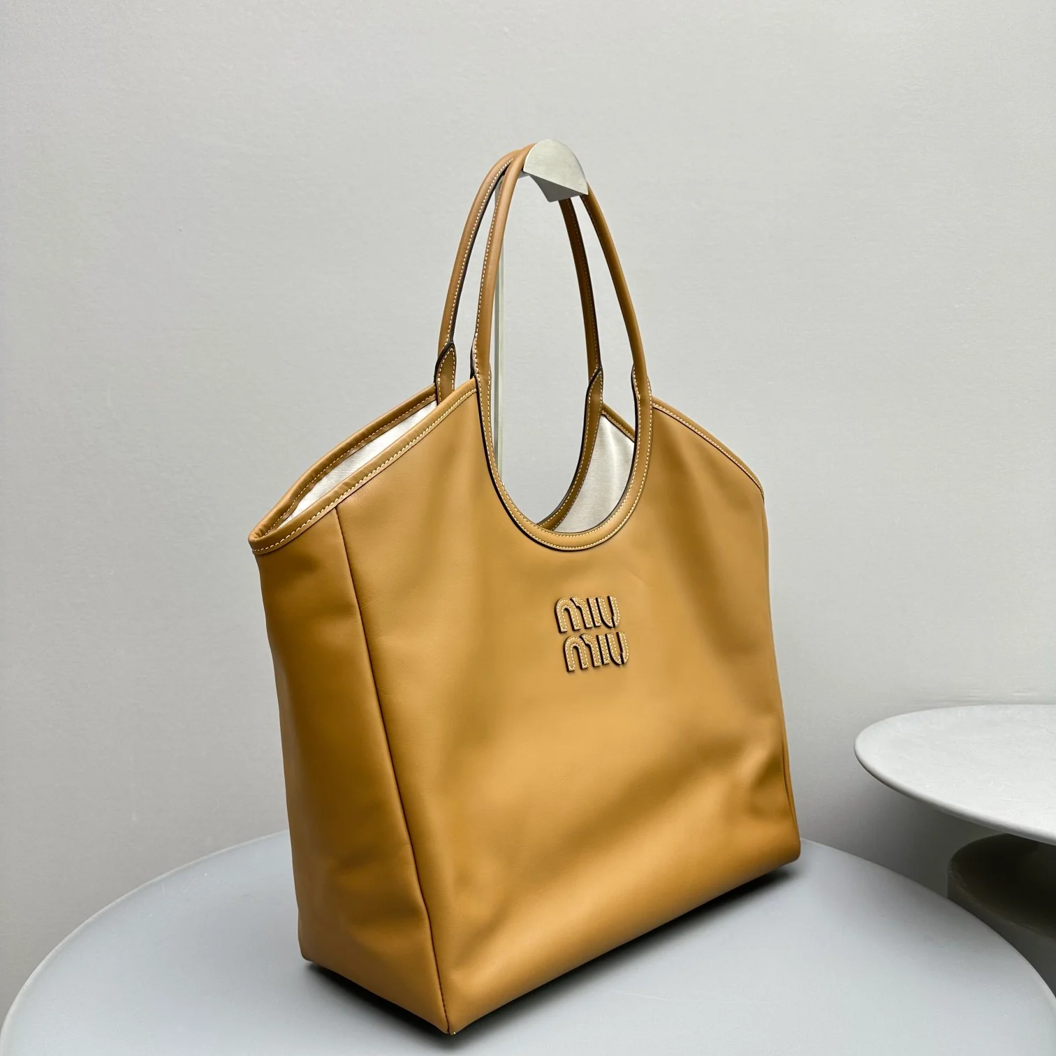 Сумка-тоут Miu Miu Ivy - Большая - Изготовлена ??из натуральной кожи, коричневая