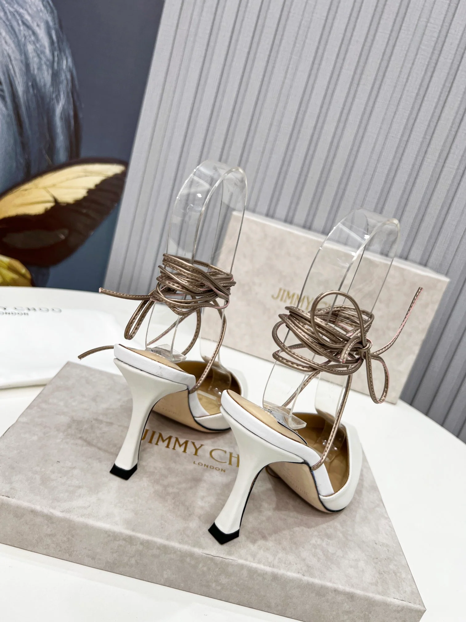 Туфли на каблуке с острым носком и ремешками Jimmy - белые