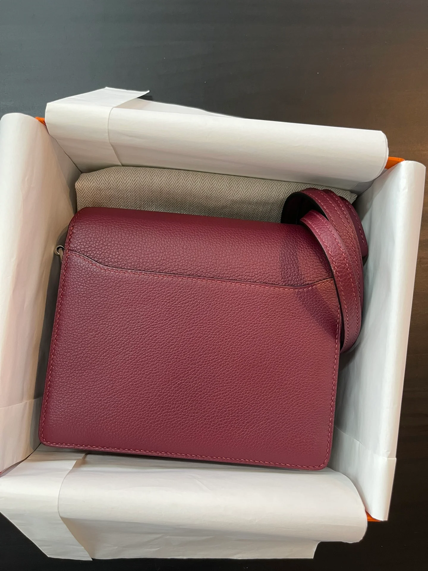 Мини-сумка Hermes Roulis - Hermes красного цвета с серебряной пряжкой.