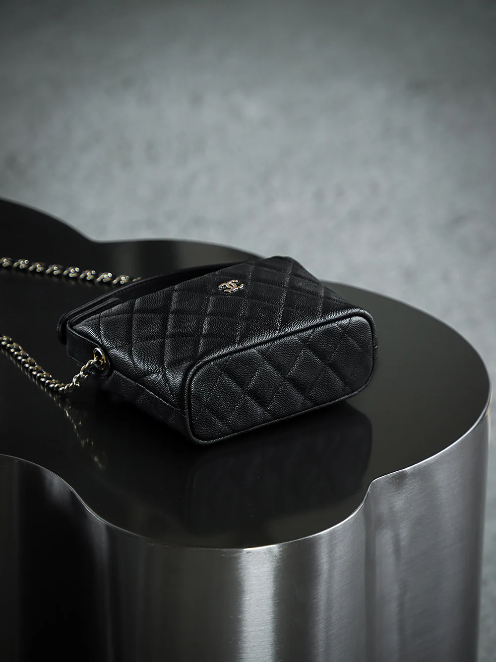 Chanel 25c - Средняя длина, телячья кожа - Сумка для ланча - Черная с золотой фурнитурой