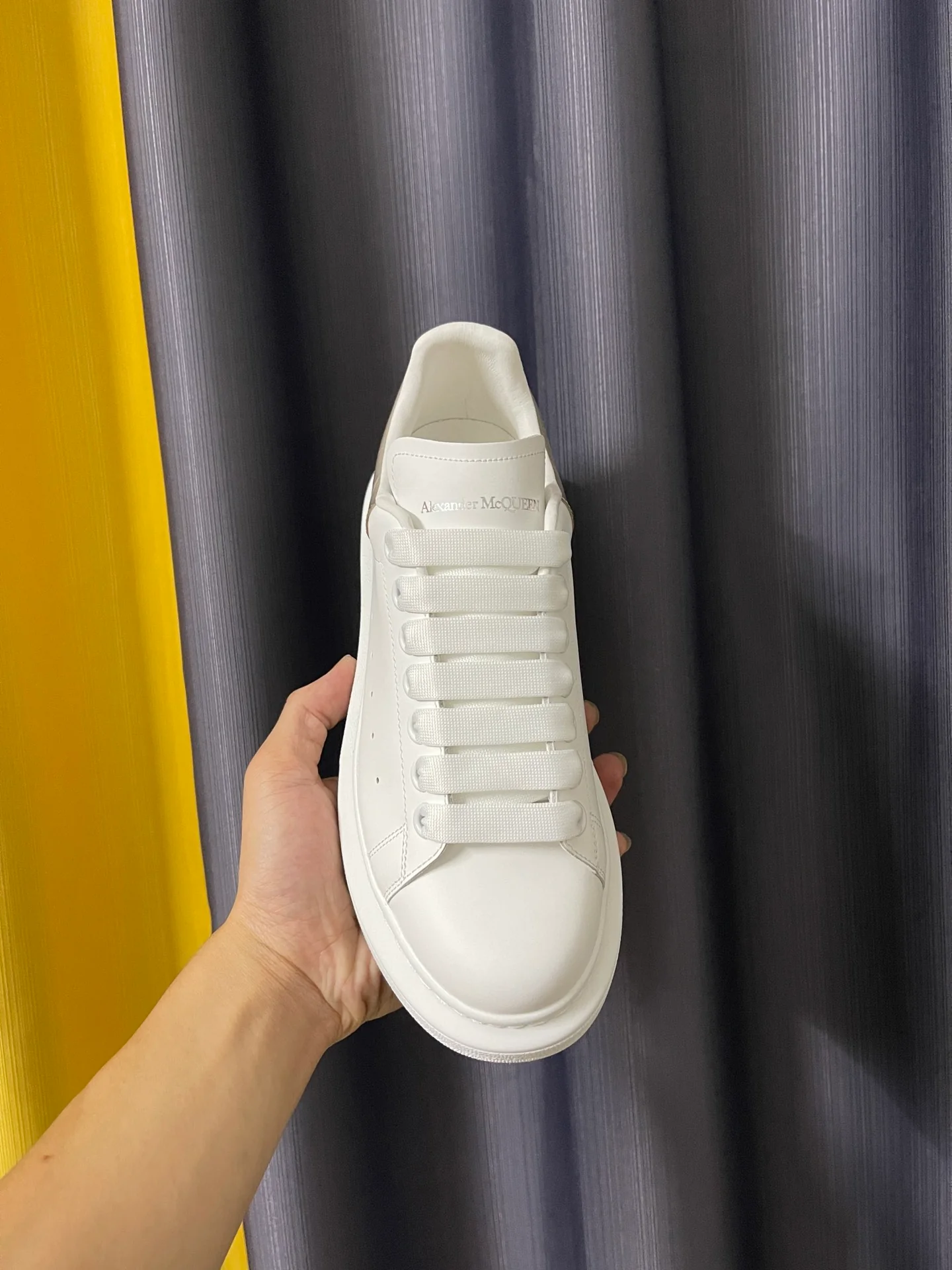 Классические белые кроссовки McQueen - унисекс - на каблуке с серым крокодиловым рисунком