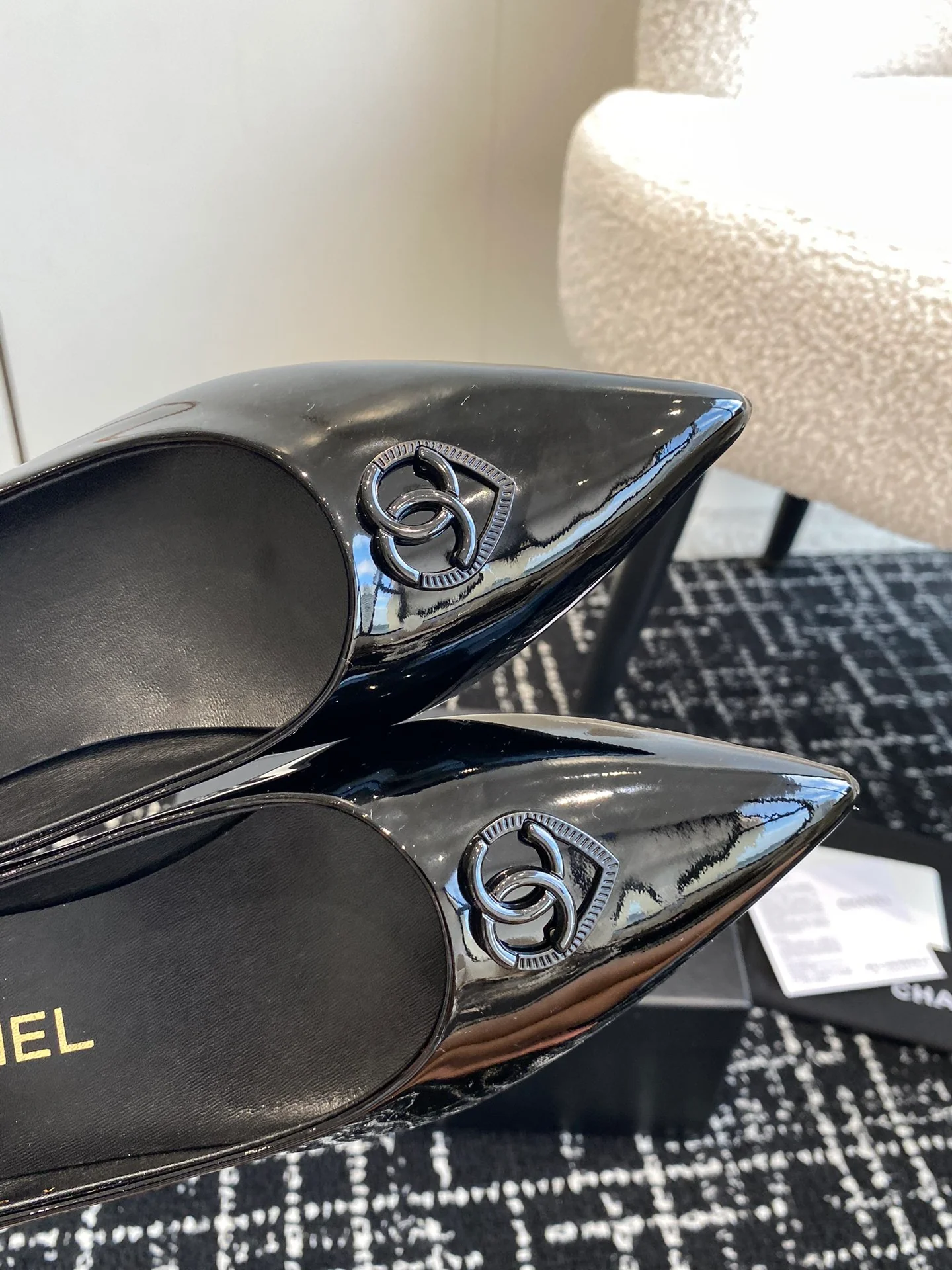 Сандалии Chanel 2025 с острым носком - черные