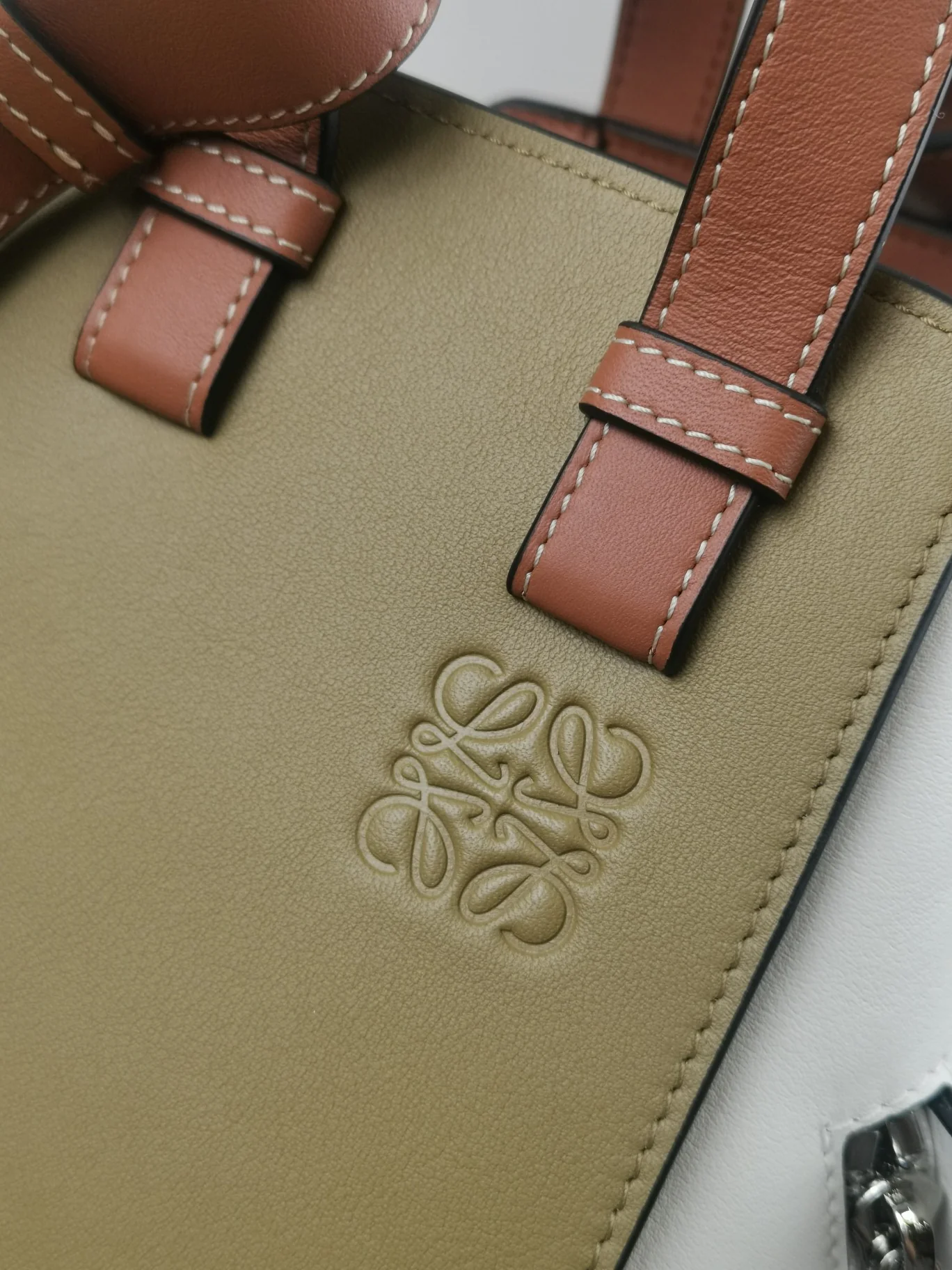 Гамак Loewe, маленький, 13,5x25x30 см, в горчично-белую полоску, однотонная кожа.