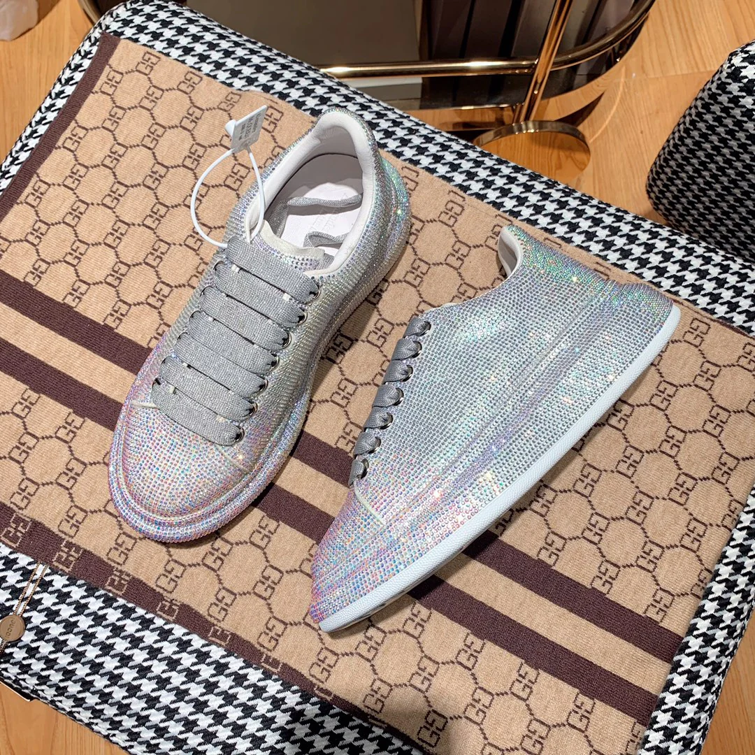 Классические белые кроссовки McQueen — серебристые с отделкой из страз.