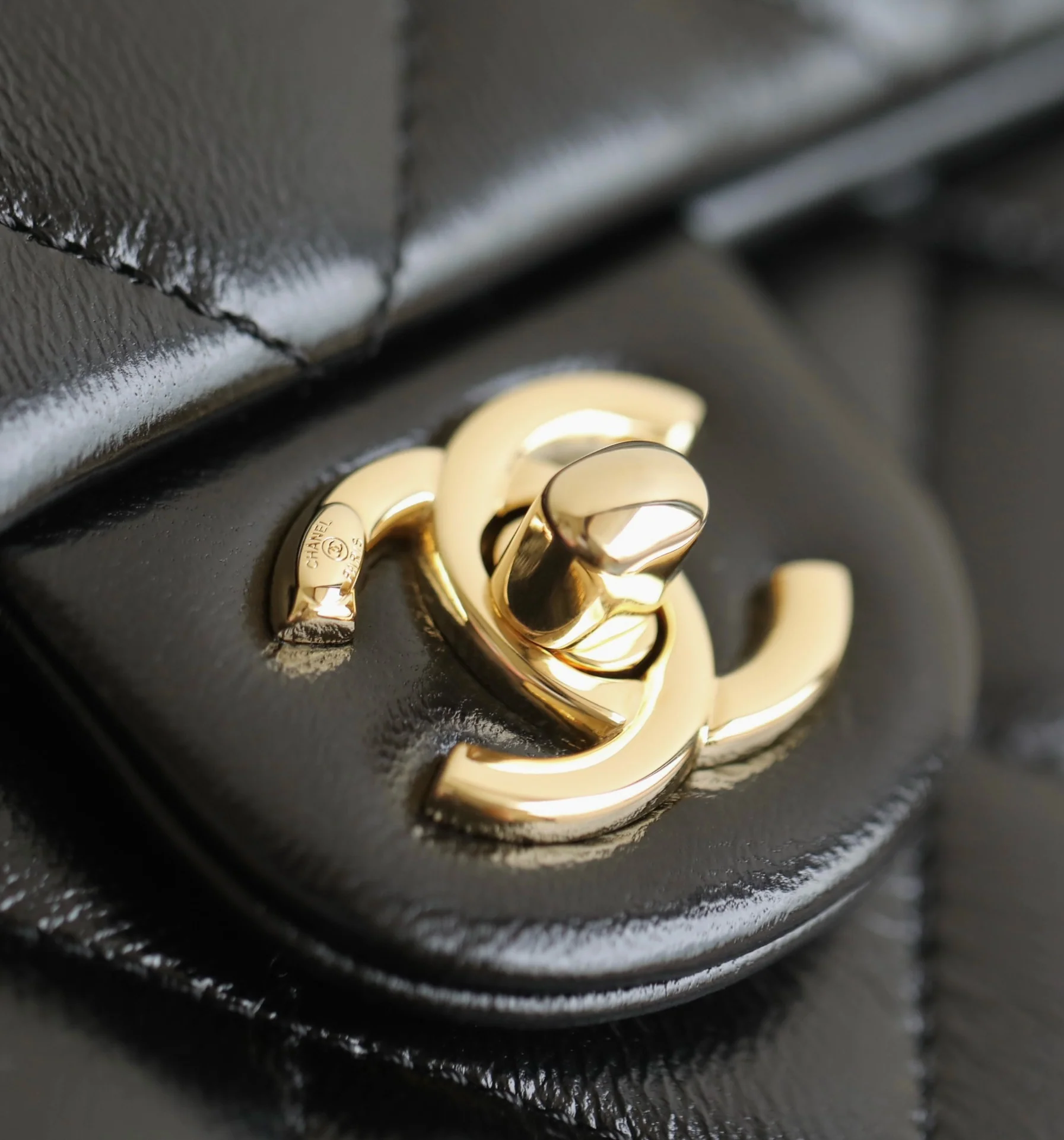 Большая черная сумка Chanel с клапаном и поворотной ручкой.