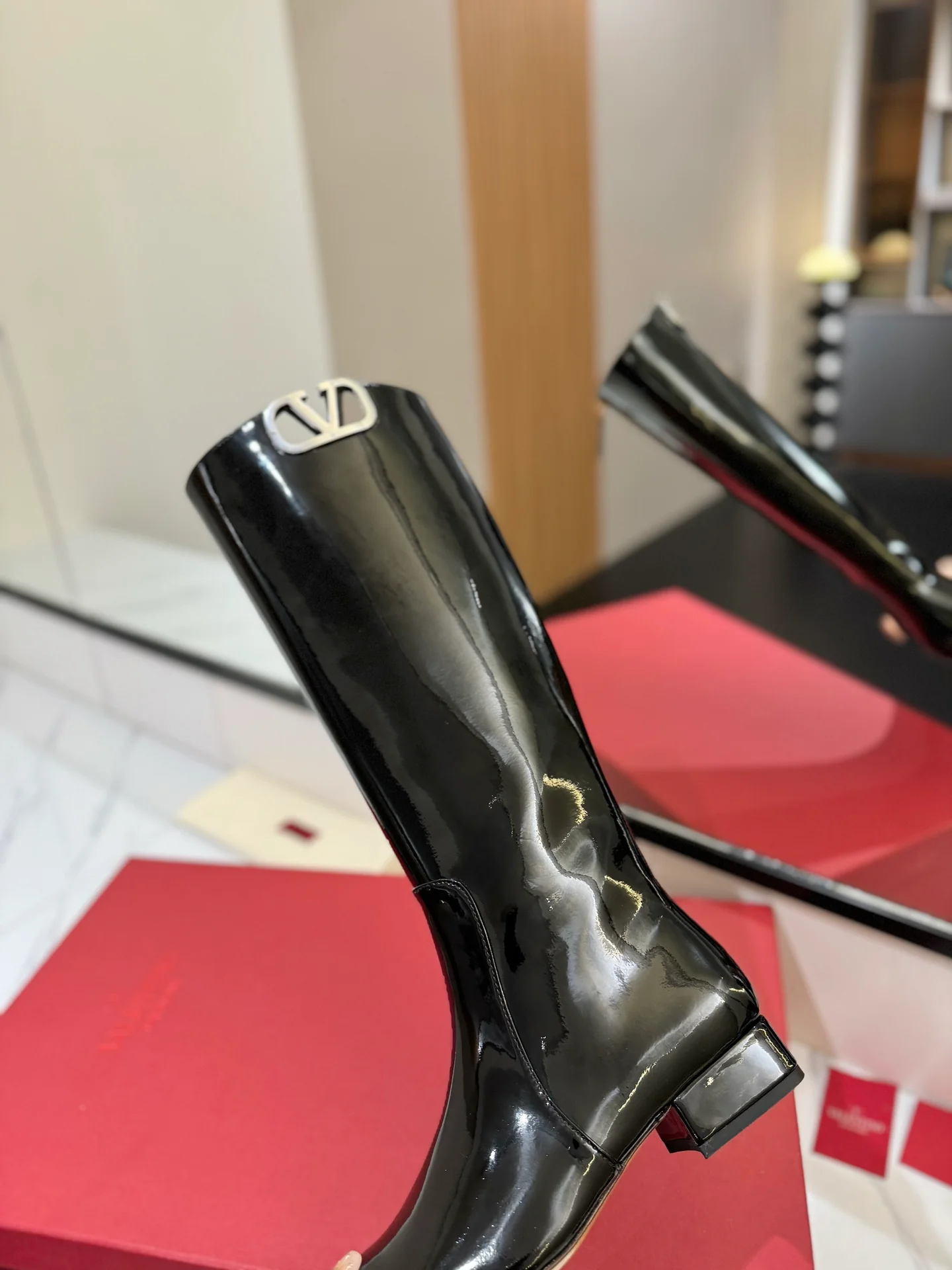 Кожаные сапоги Valentino 2024 - черные