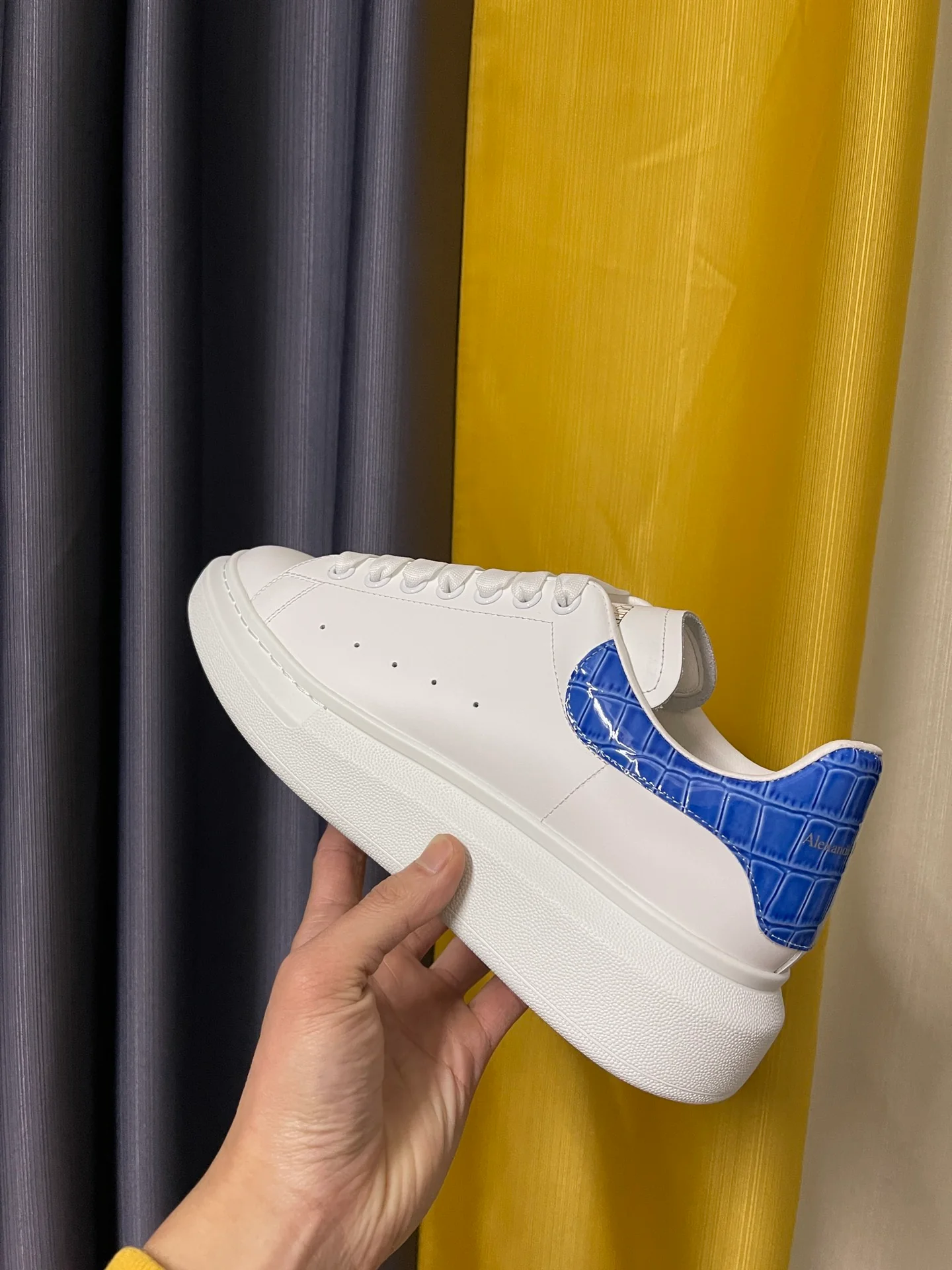 McQueen - Классические белые кроссовки - Узор ?Синий камень?