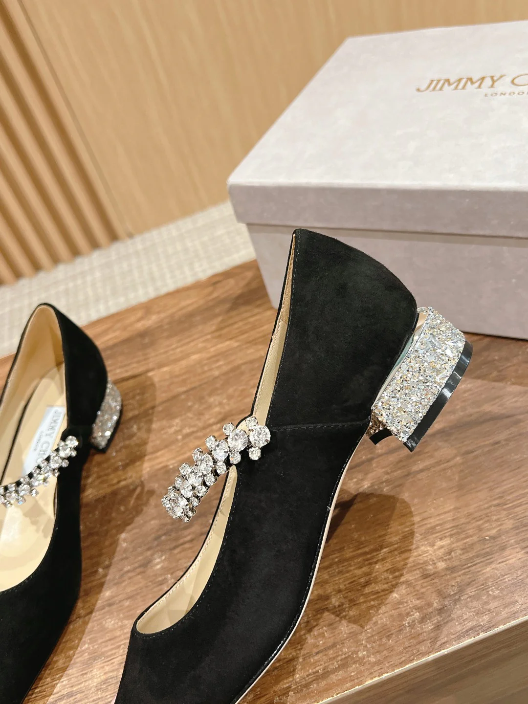 Туфли ?Мэри Джейн? от Jimmy с ремешком, украшенным стразами — черные.