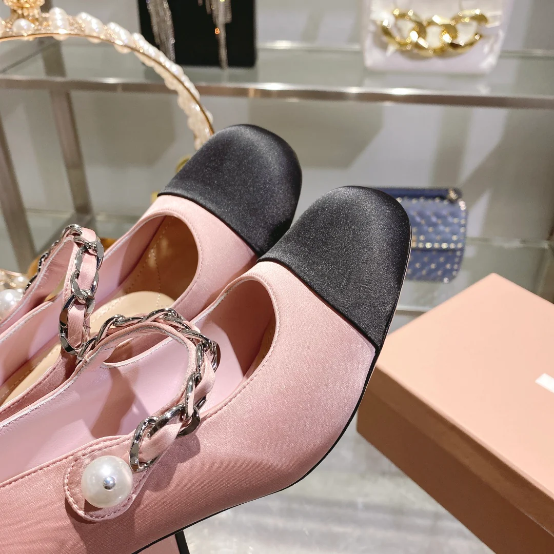 Весенняя коллекция Miu Miu 2023 - Шелковые туфли на массивном каблуке с квадратным носком - Розовые