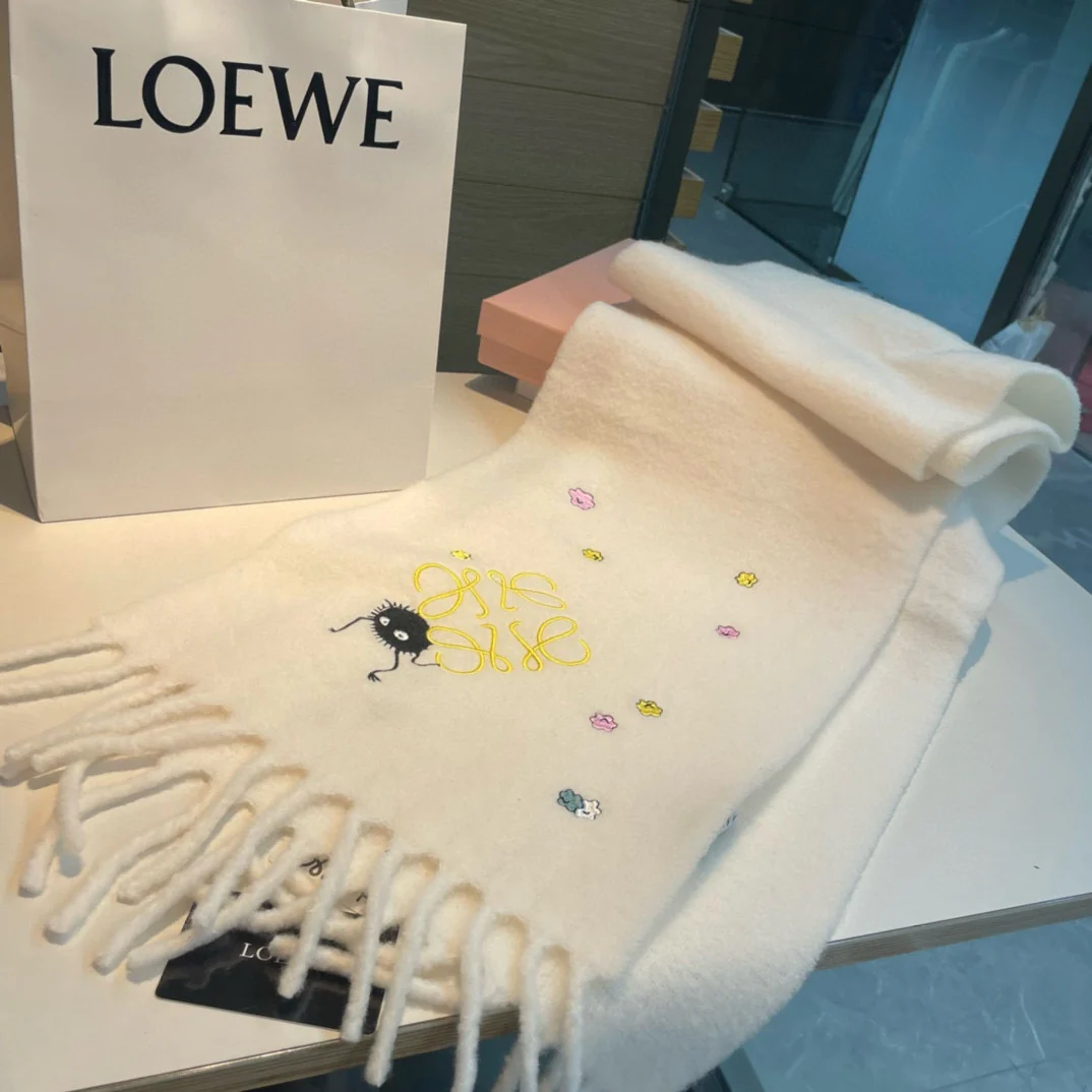 Мягкий шарф Loewe 2024 года в стиле 