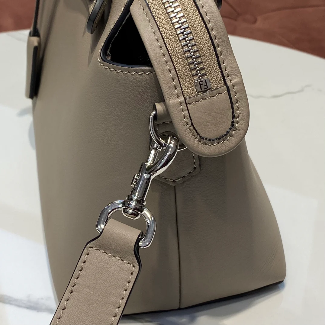 Сумка Fendi by the Way Boston — серая.