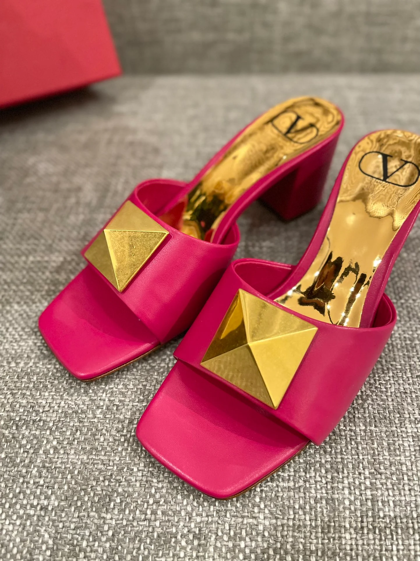 Босоножки Valentino на массивном каблуке - розовые