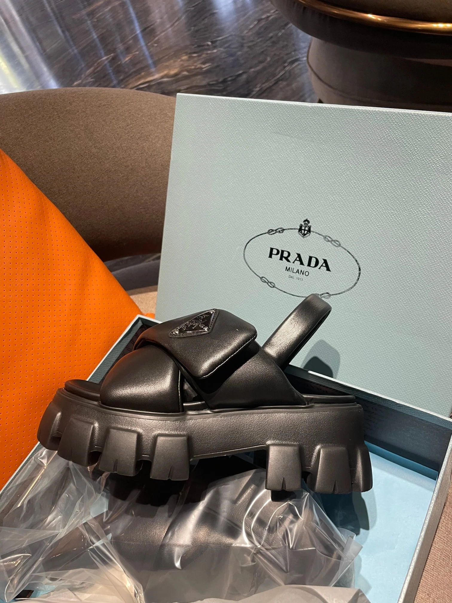 Новинка весны 2023 года от Prada - сандалии-пуховики - черные.