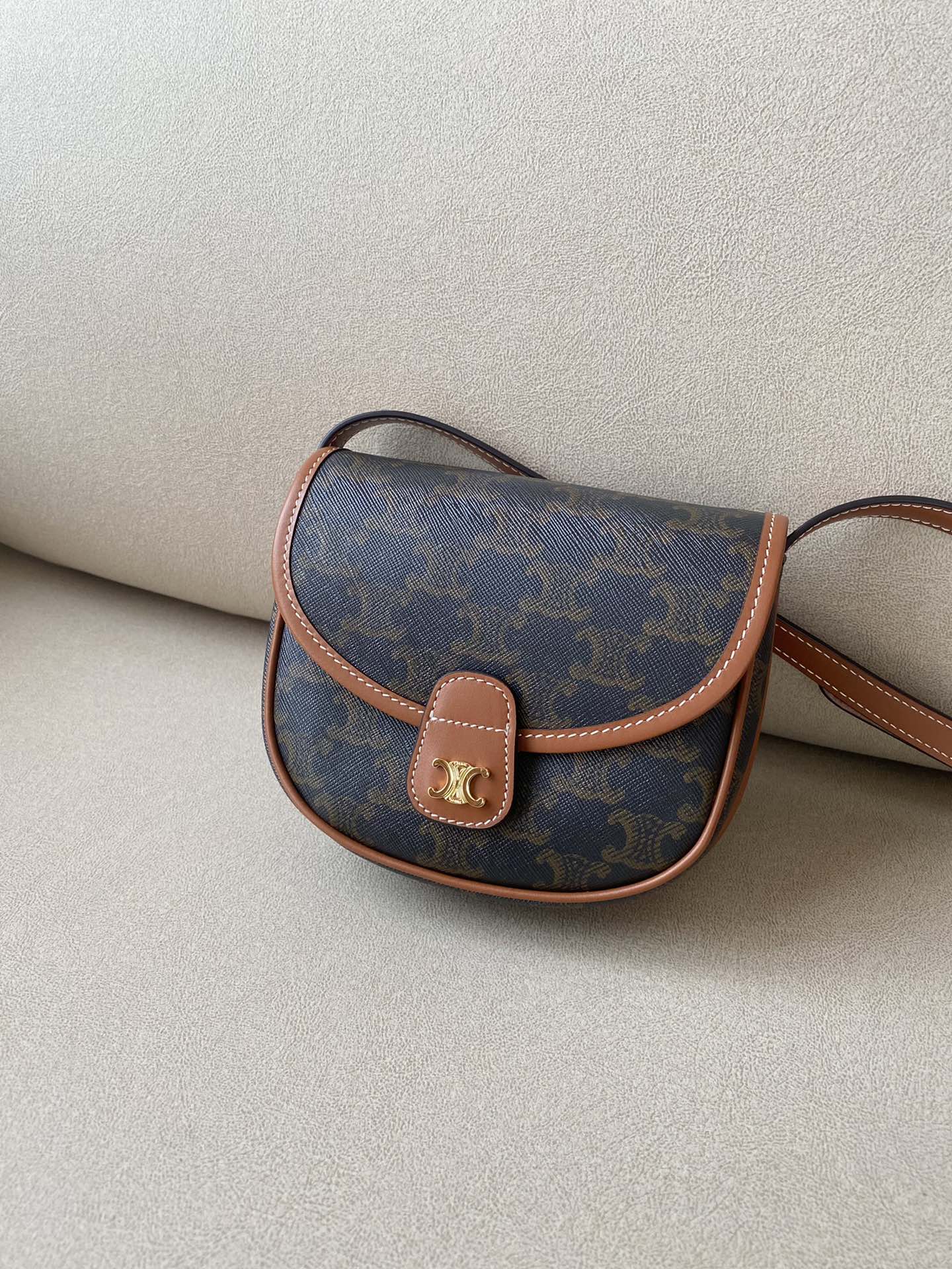 Миниатюрная сумка Celine Besace из кожи вагю с логотипом, желто-коричневая, с монограммой.