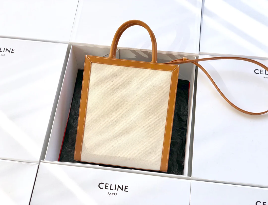 Маленькая вертикальная сумка Celine Cabas из канваса с принтом и телячьей кожи — ткань желто-коричневого цвета.