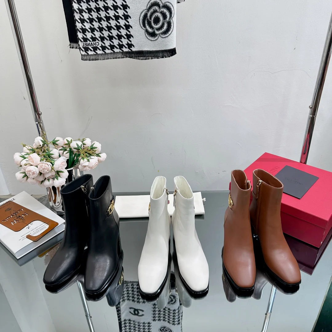 Новинка сезона осень/зима 2023 от Valentino — ботильоны с небольшим V-образным логотипом и массивным каблуком — черные.