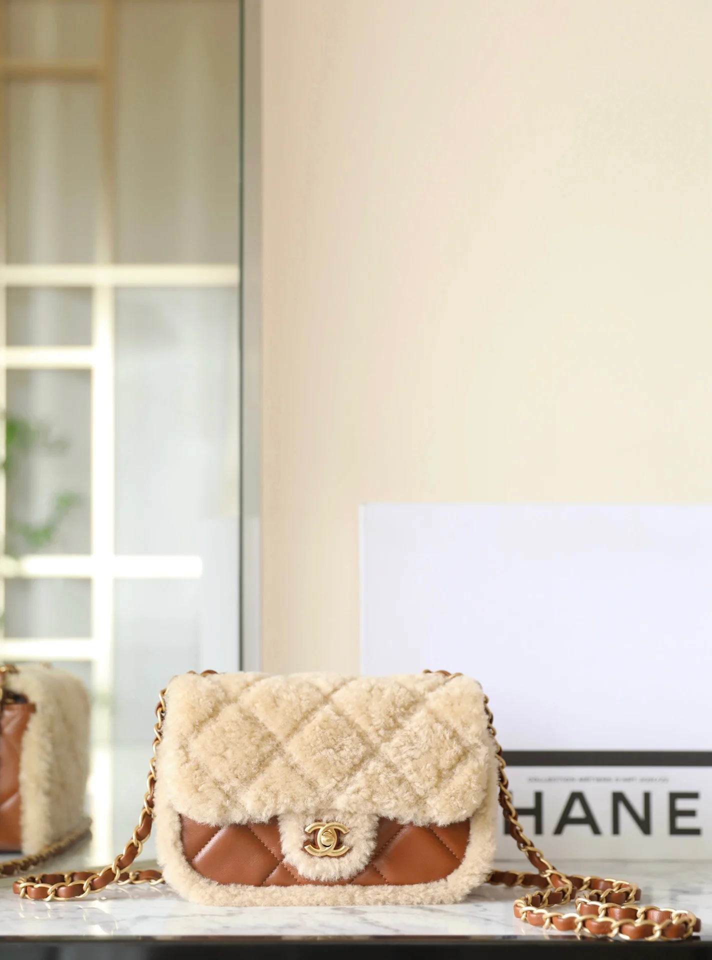 Сумка Chanel с клапаном и цепочкой в ??виде плюшевого мишки из 24-каратного золота (маленькая).