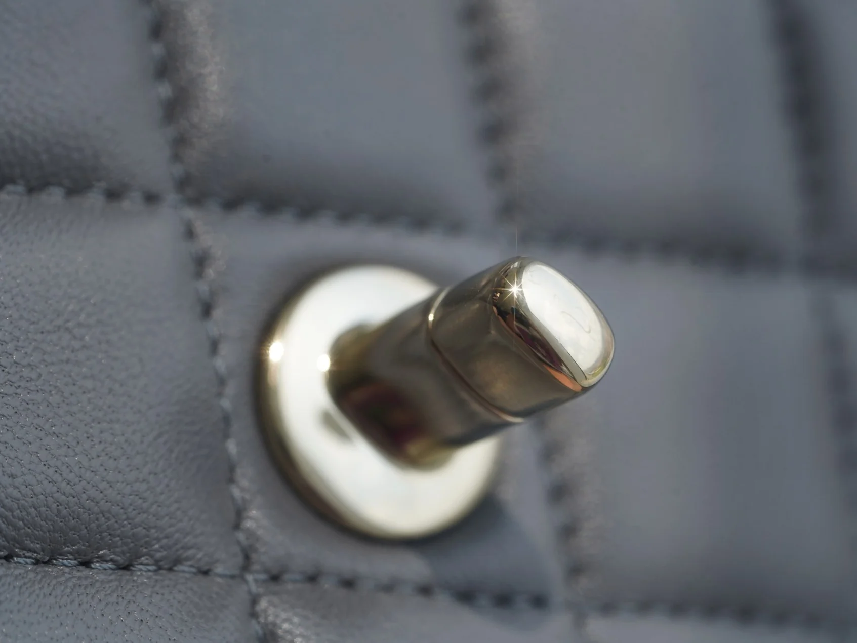 Мини-сумка Chanel CF 20 см, темно-серая, из овечьей кожи, со светло-золотистой пряжкой CF20