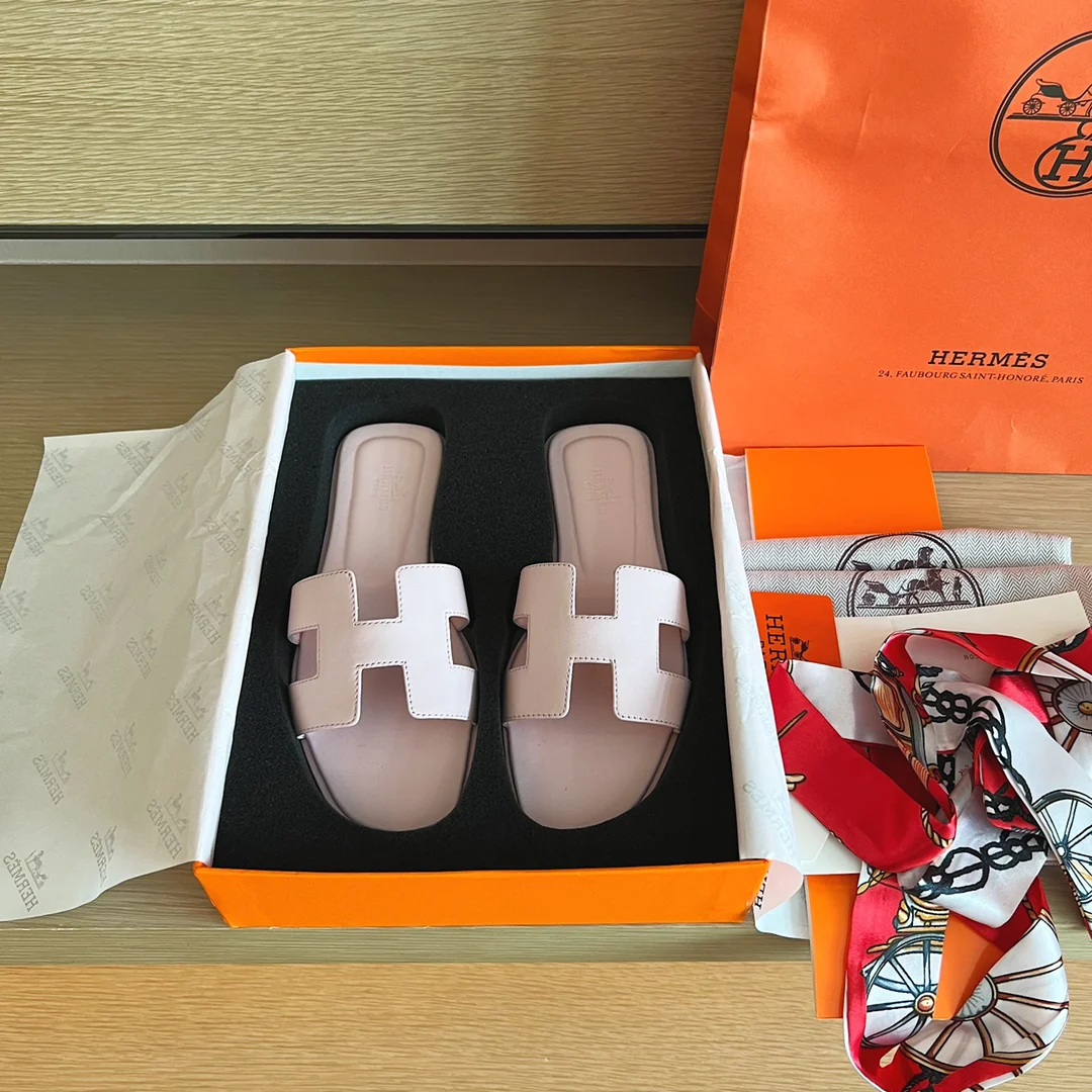 Классические домашние тапочки Hermes H - Верх из однотонной кожи - Подошва, полностью закрывающая тапочки - Светло-розовый цвет