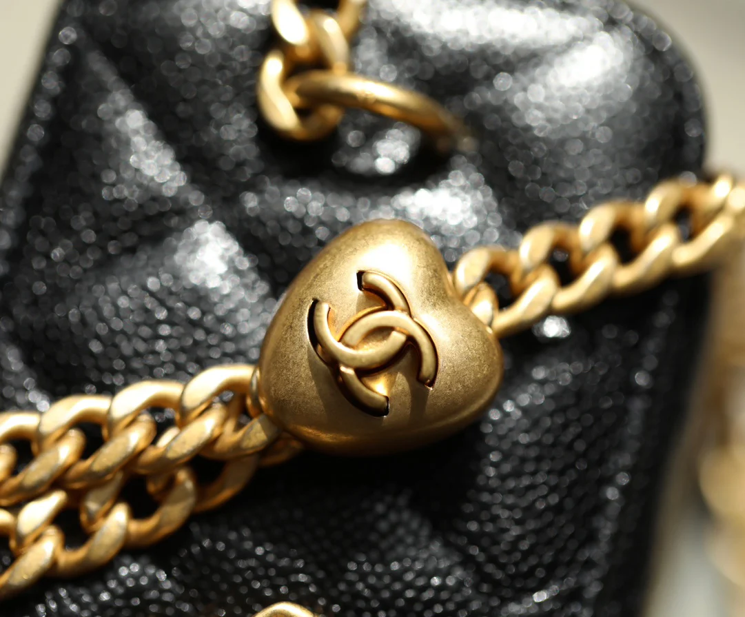 Chanel Весна/Лето 2023 - Маленькая сумка через плечо с цепочкой и регулируемой застежкой в ??форме сердца - Черная